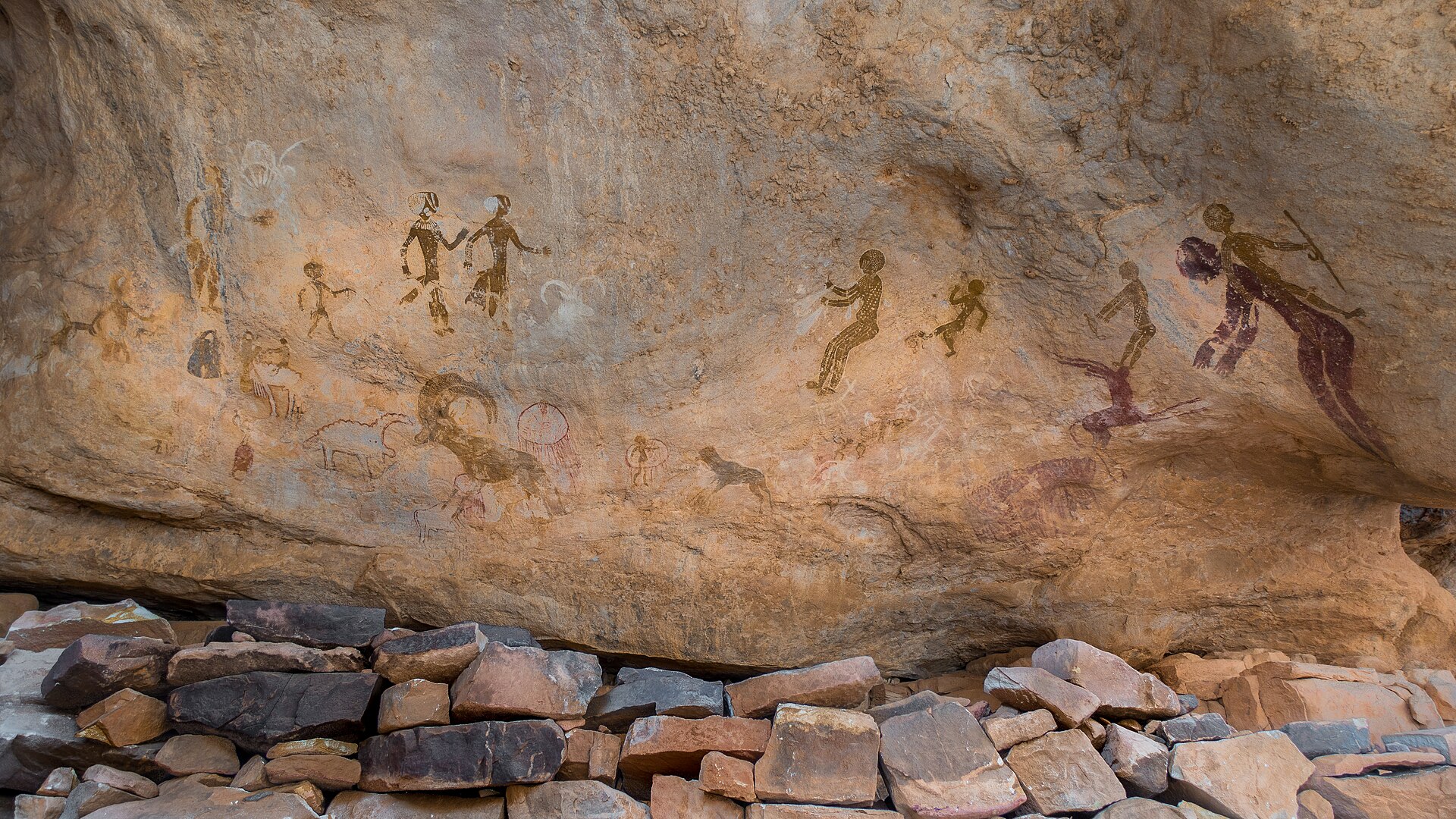 Ancient rock art on the Tassili plateau, painted when the now-barren Sahara was a green and watered land. Credit: IssamBarhoumi (CC BY-SA 4.0).