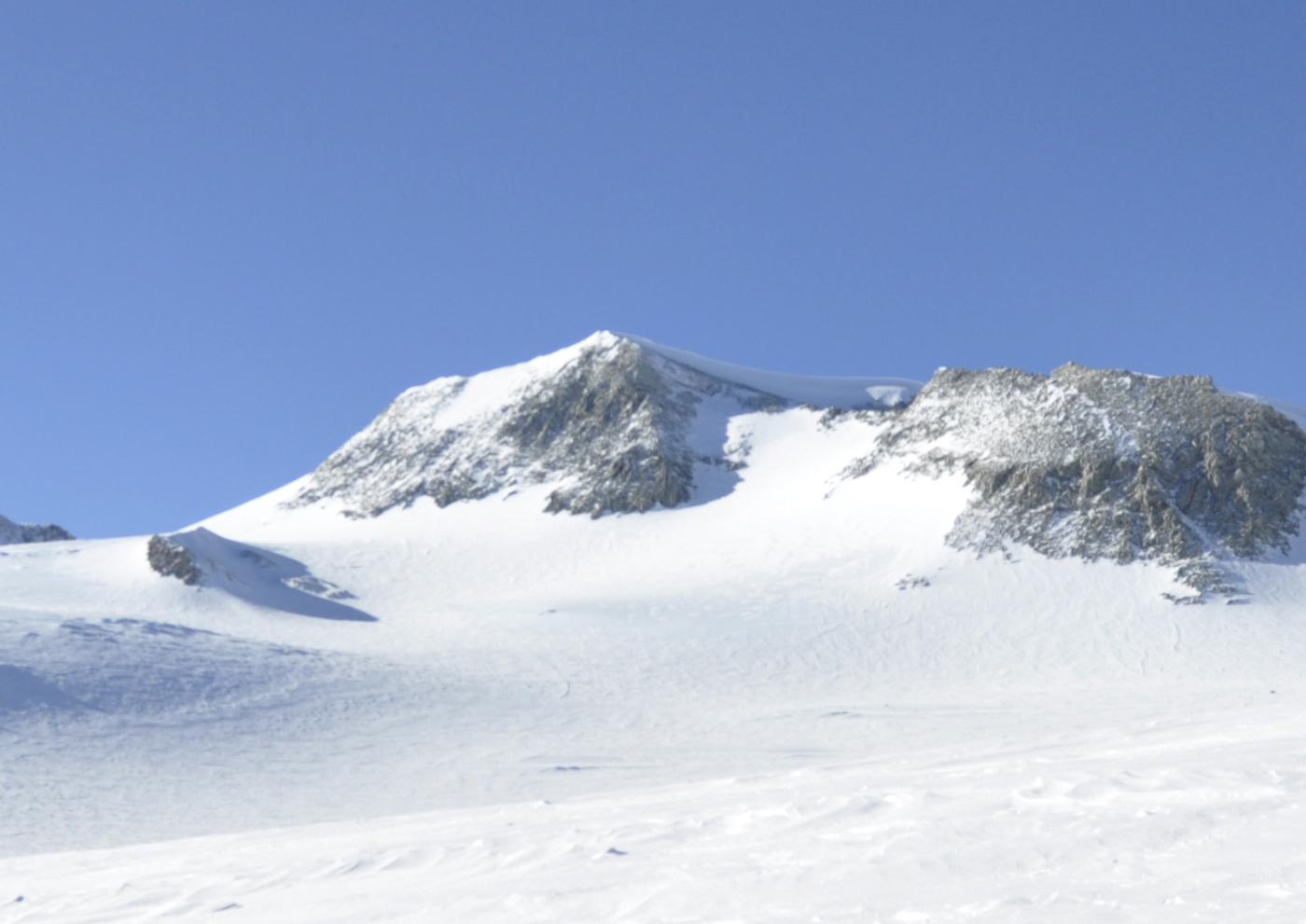Vinson Massif, the highest peak in Antarctica, rising above the surrounding ice. Credit: Christian Stangl (CC BY-SA 2.0).