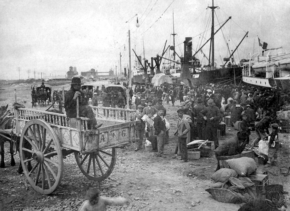 Immigrants from Italy arriving in Buenos Aires during the great European migration that shaped modern Argentina. Credit: Unknown authorUnknown author (Public domain).