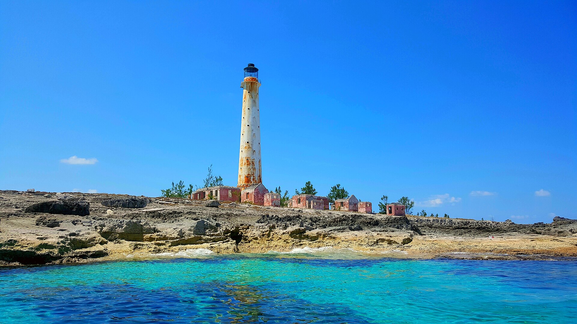 A lighthouse on a remote Bahamian cay, marking the scattered islands of the Atlantic archipelago. Credit: Michael S. King (CC BY-SA 4.0).