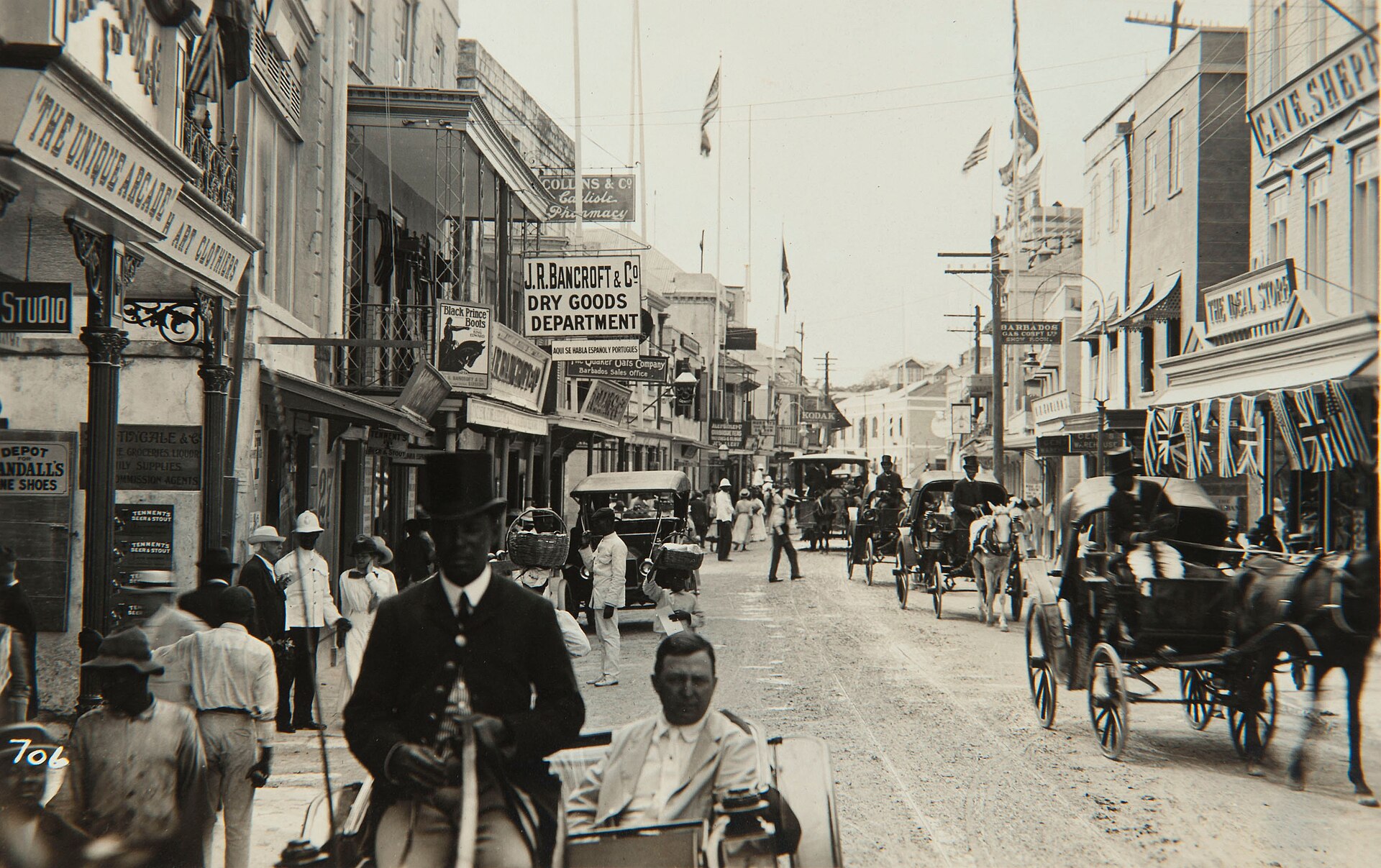 Broad Street in Bridgetown in 1914, the commercial heart of the Barbadian capital. Credit: niet bekend / unknown (Fotograaf) (CC BY-SA 3.0).