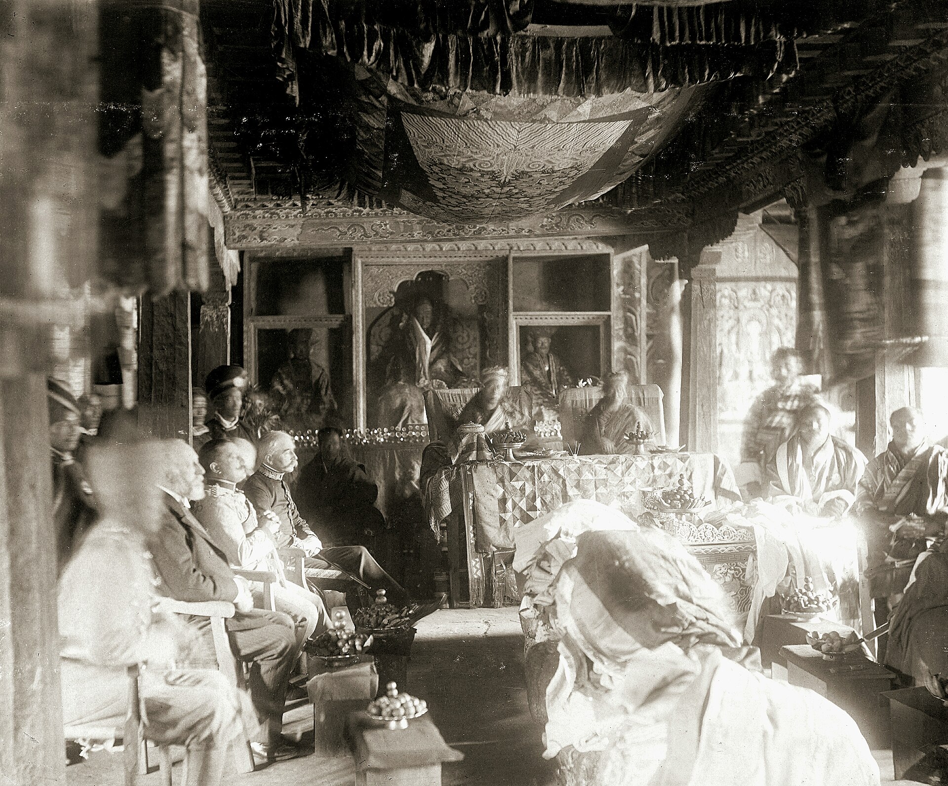 British envoys at the Bhutanese royal court in 1905; Bhutan was never colonised but managed relations with its powerful neighbours. Credit: John Claude White (Public domain).