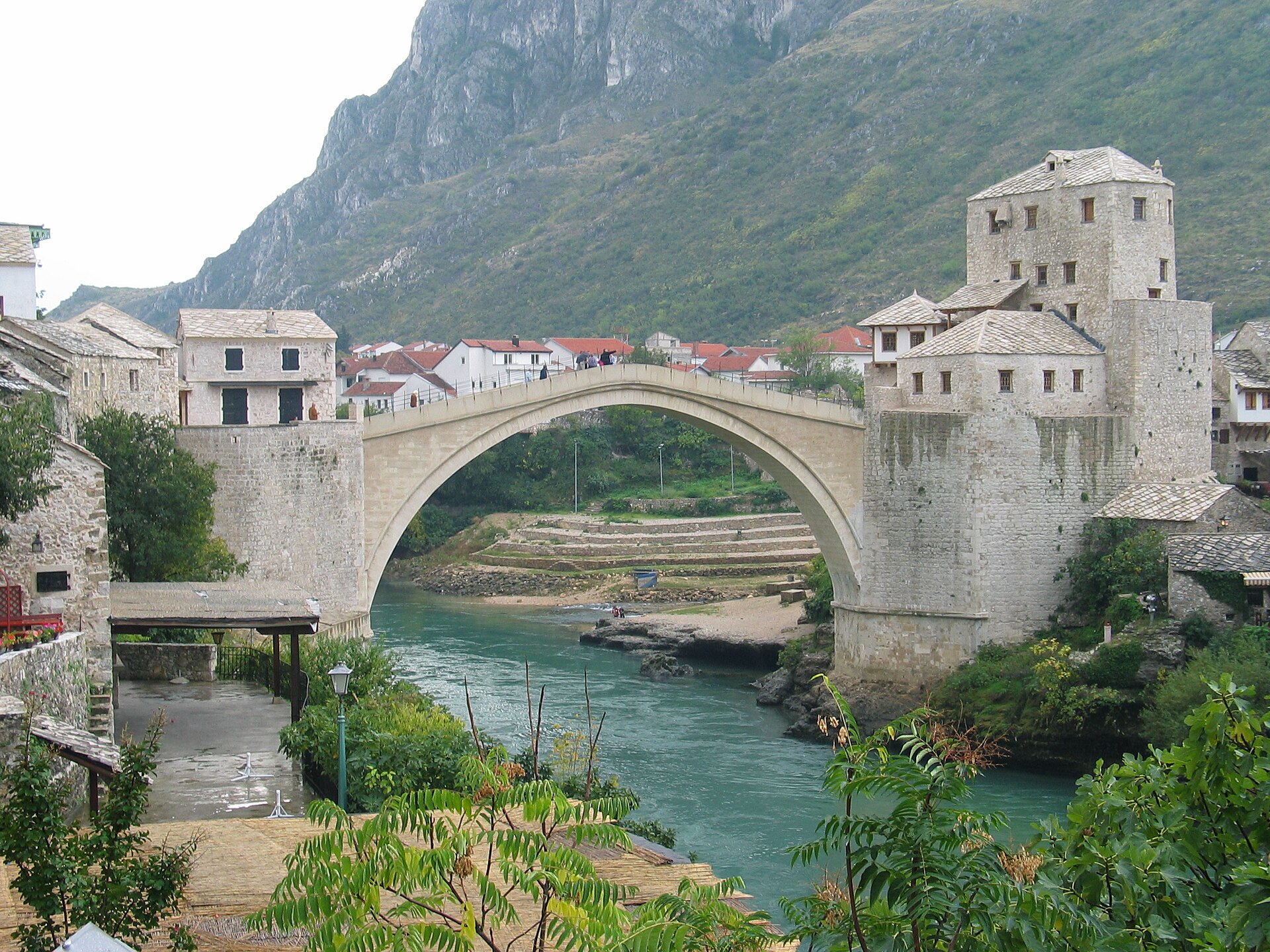 The Old Bridge of Mostar, an Ottoman masterpiece destroyed in the 1990s war and later rebuilt as a symbol of reconciliation. Credit: Ptr-jul at da.wikipedia (Public domain).