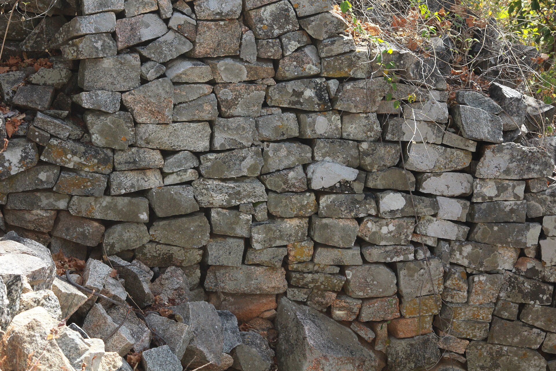The ancient stone walls of Domboshaba, a relic of an early Iron Age culture in what is now Botswana. Credit: Mompati Dikunwane (CC BY-SA 4.0).