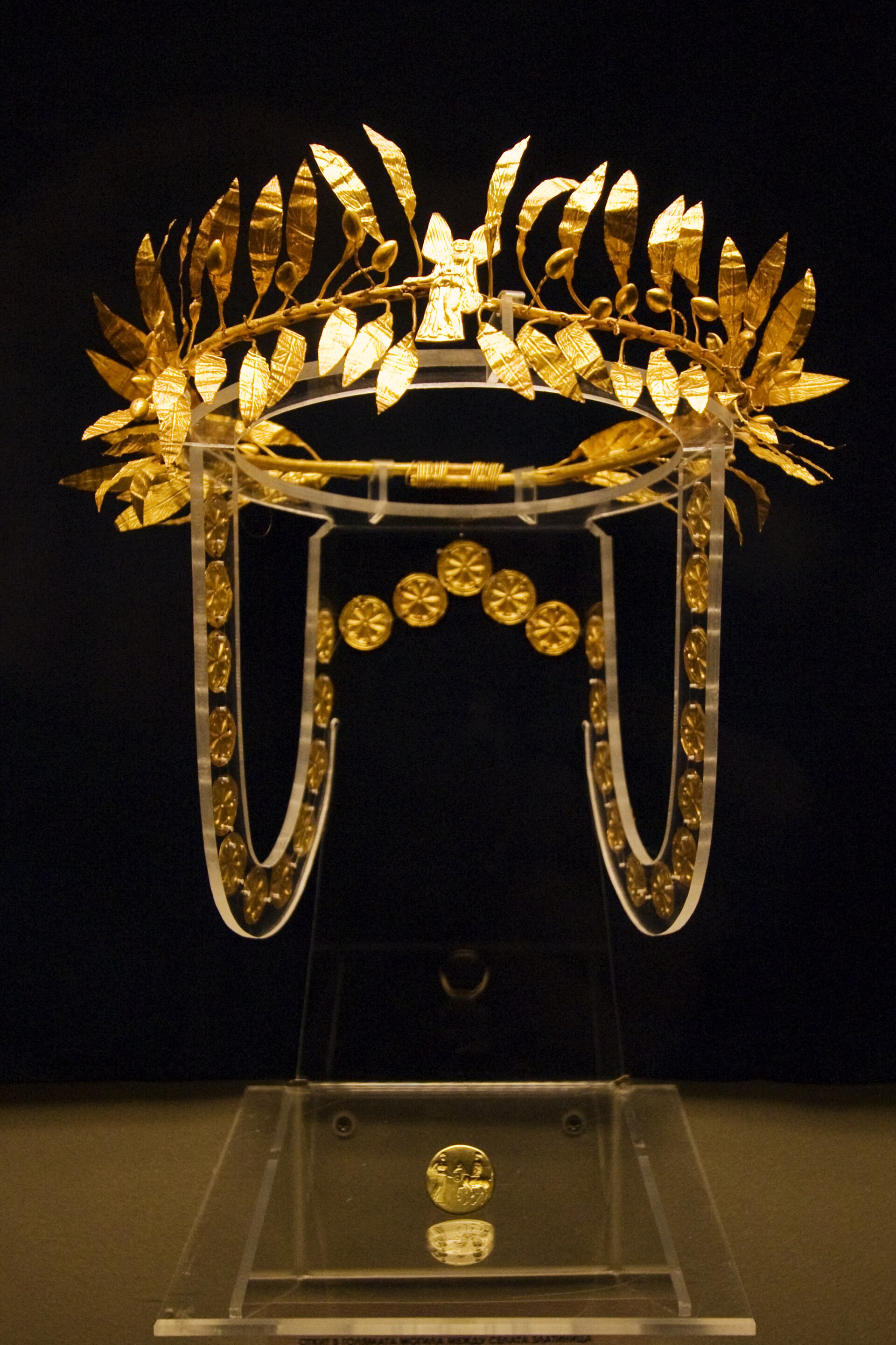 An ancient Thracian golden wreath, a treasure of the civilisation that flourished in the Bulgarian lands. Credit: Ann Wuyts (Public domain).