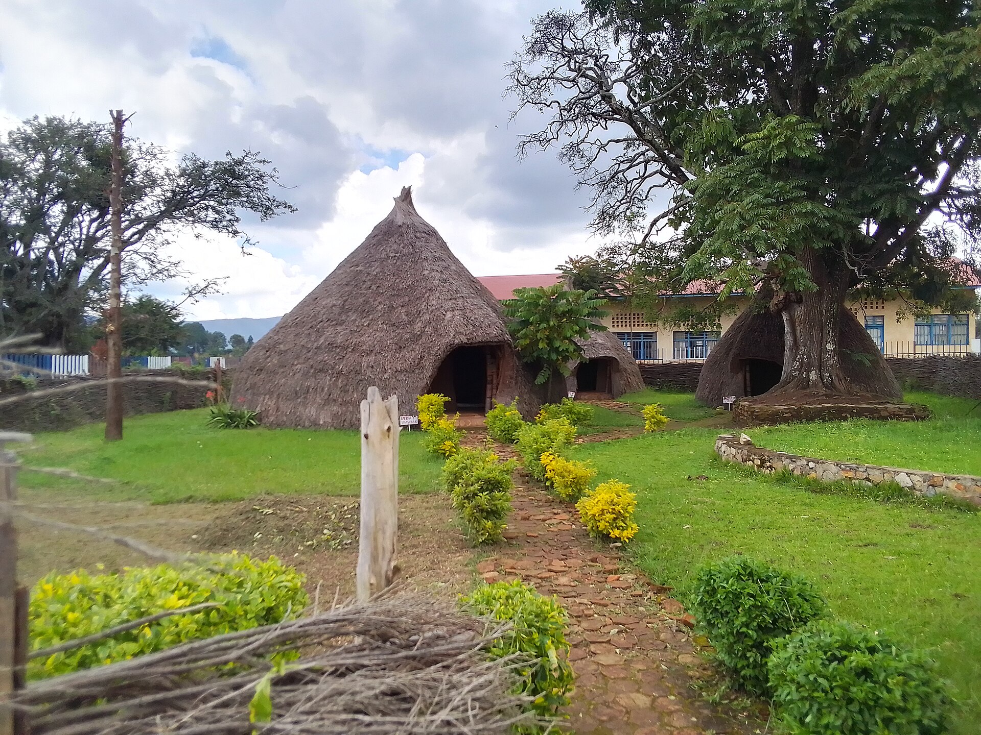 The traditional royal enclosure of the Burundian monarchy, which ruled the kingdom into the colonial era. Credit: NIHEREWENIMANA Richard (CC BY-SA 4.0).