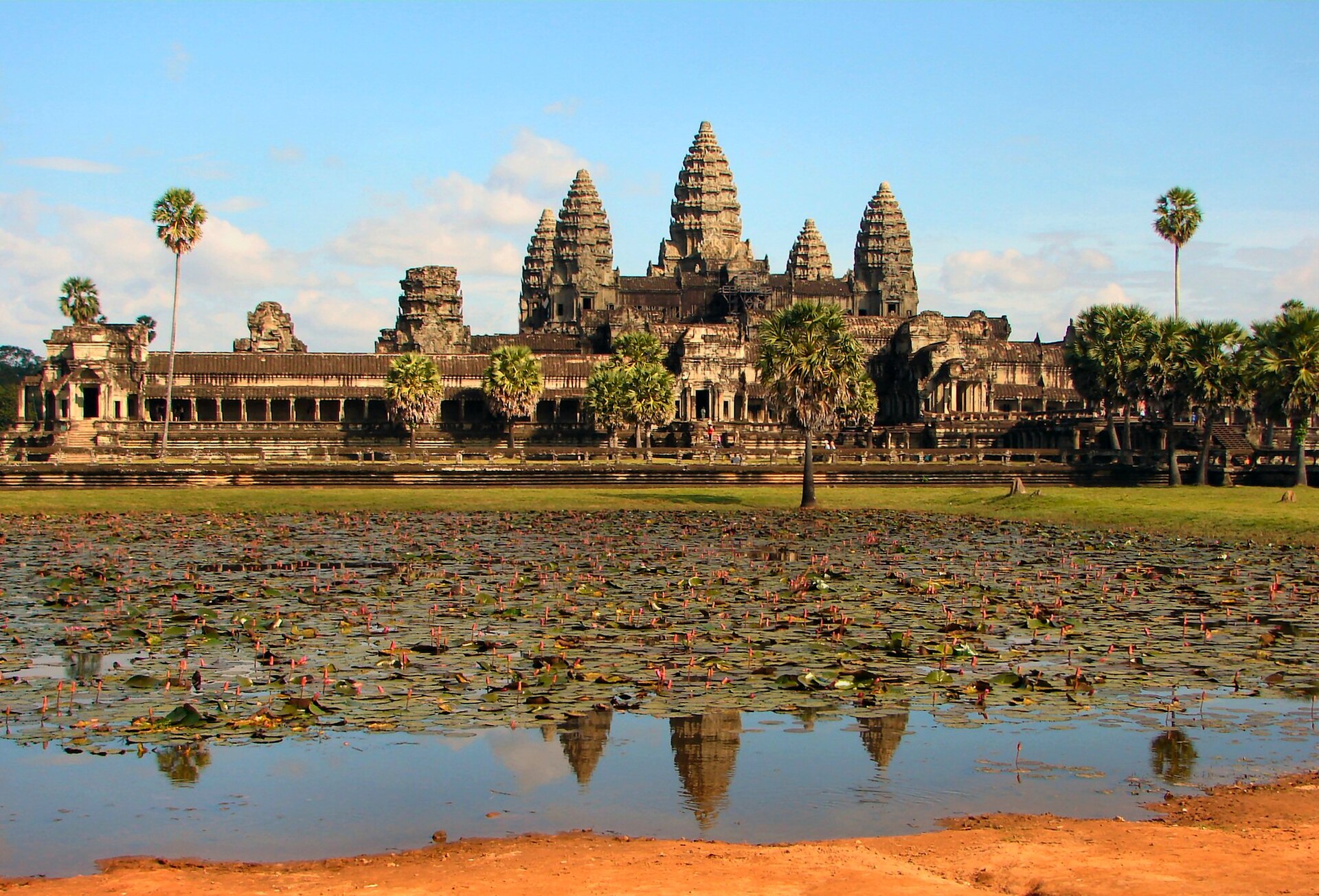 Angkor Wat, the largest religious monument in the world, built by the Khmer Empire in the twelfth century. Credit: Bjørn Christian Tørrissen (CC BY-SA 4.0).