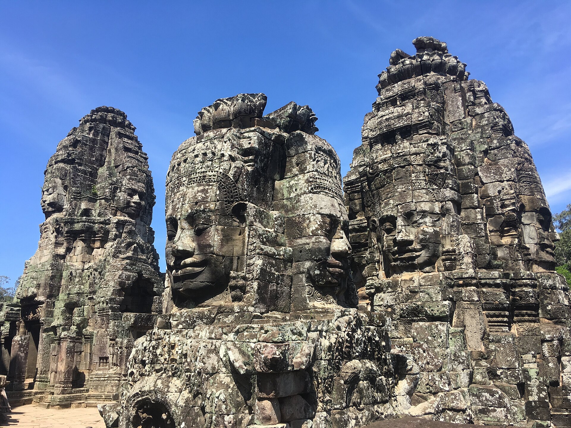 The serene stone faces of the Bayon temple at Angkor Thom, a masterpiece of Khmer art. Credit: Christophe95 (CC BY-SA 4.0).