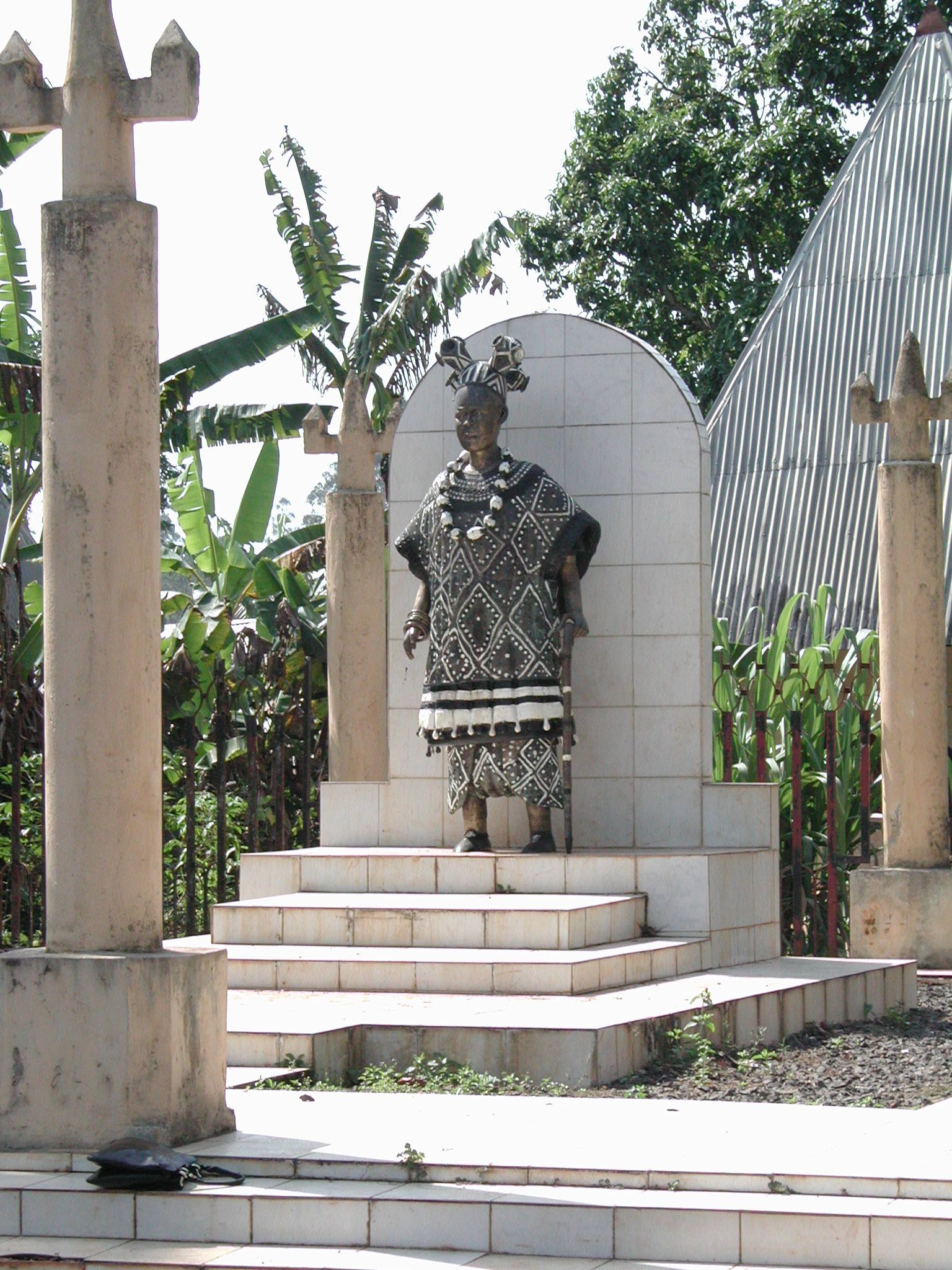 A statue of a traditional chief in western Cameroon, reflecting the country's many kingdoms and cultures. Credit: No machine-readable author provided. Tatoute assumed (based on copyright claims). (Public domain).
