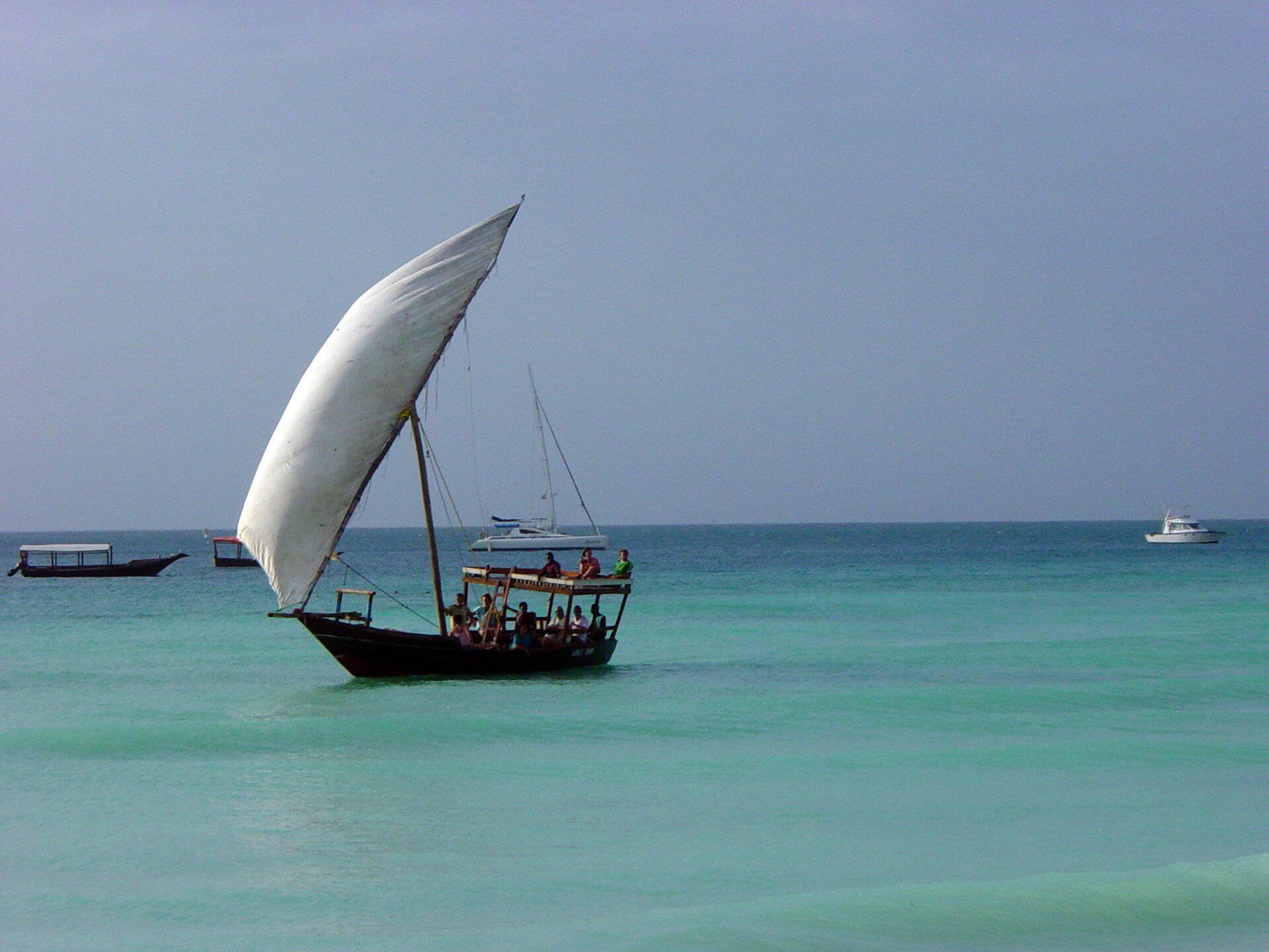 A traditional dhow with lateen sails, the kind of vessel that linked the Comoros to the Indian Ocean trade. Credit: Unknown (Public domain).