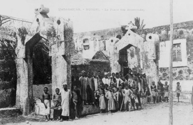 A public square in Moroni in 1908, during the era of French colonial rule over the Comoros. Credit: unknown (domaine public, voir notice Gallica) (Public domain).