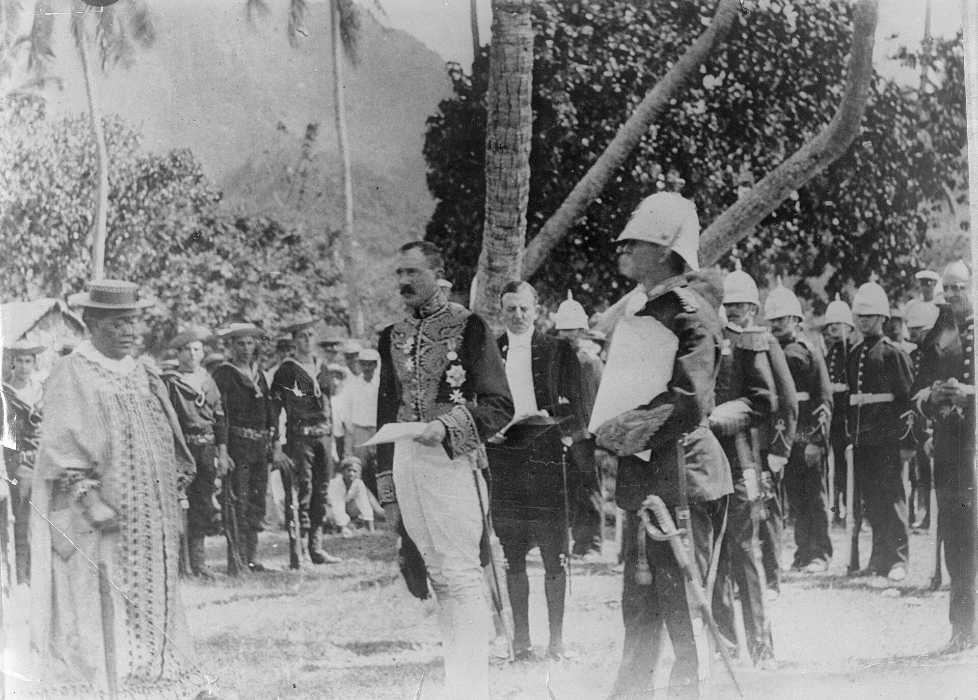 The reading of the annexation proclamation in the colonial era, when the islands came under British and then New Zealand authority. Credit: Unknown authorUnknown author (Public domain).