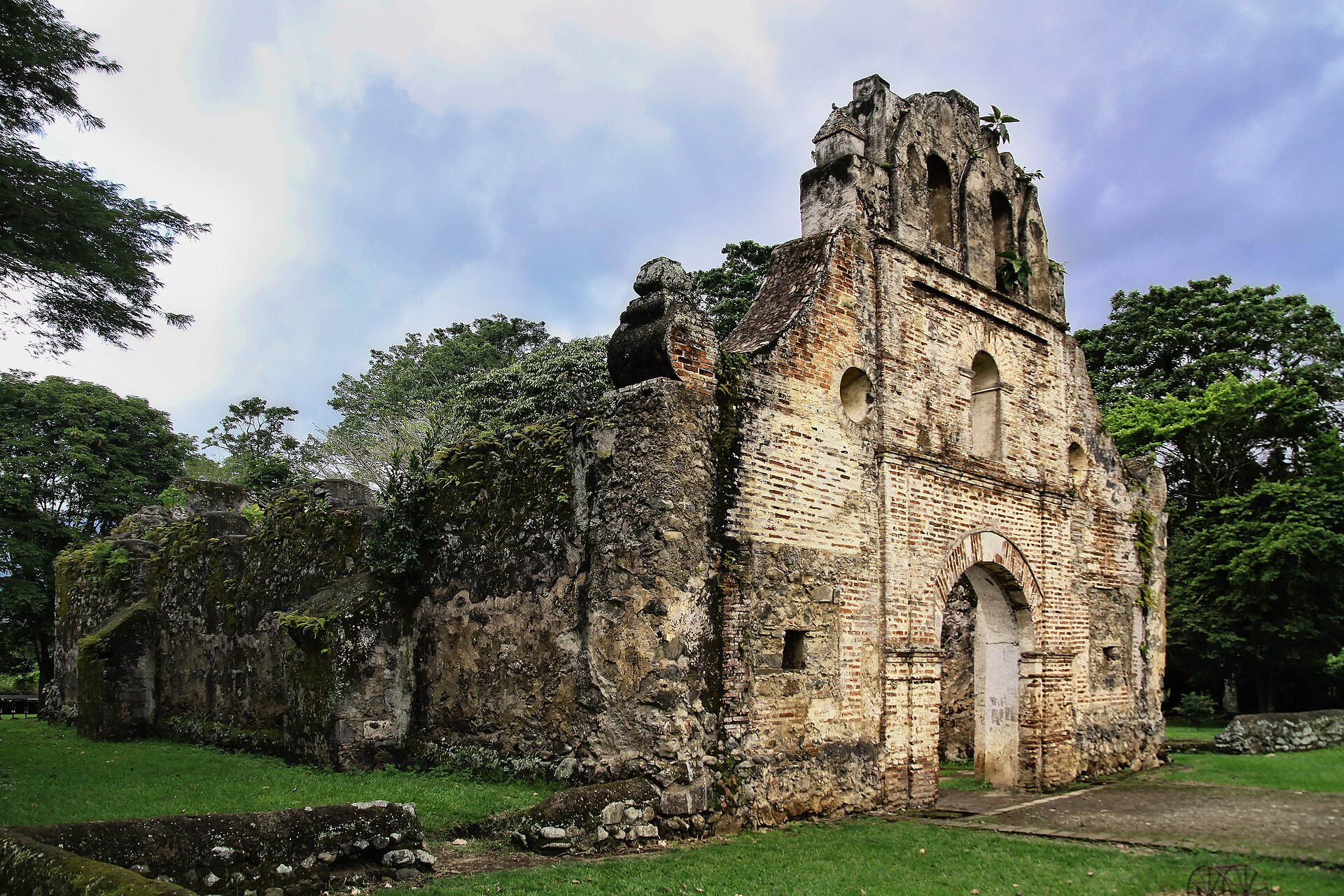 The colonial church ruins at Ujarras, among the oldest in Costa Rica, set in a green highland valley. As a poor and neglected corner of the Spanish empire, the colony left few grand monuments.
