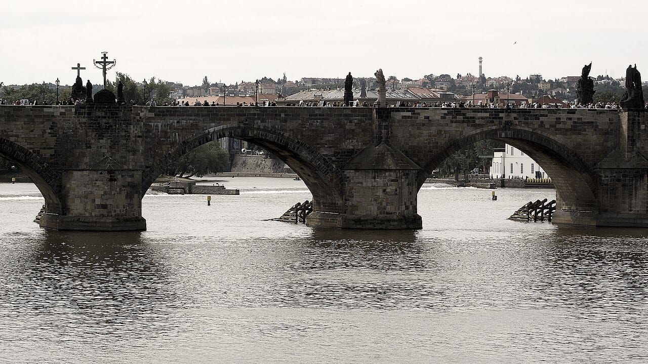The medieval Charles Bridge crossing the Vltava in Prague, lined with baroque statues and crowned by its gothic towers. Built under Charles the Fourth, it is the emblem of a capital counted among the most beautiful and best-preserved in Europe.