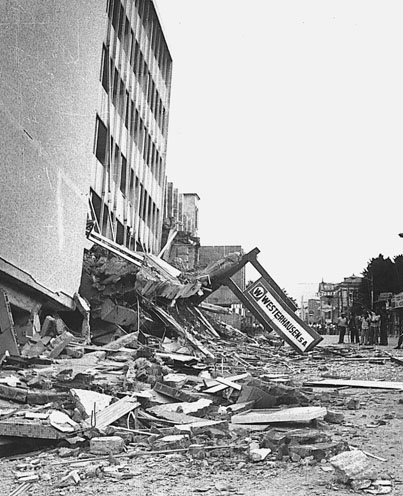 A collapsed building after an earthquake; most deaths come from falling structures rather than the shaking itself. Credit: Guasinay50 (Public domain).