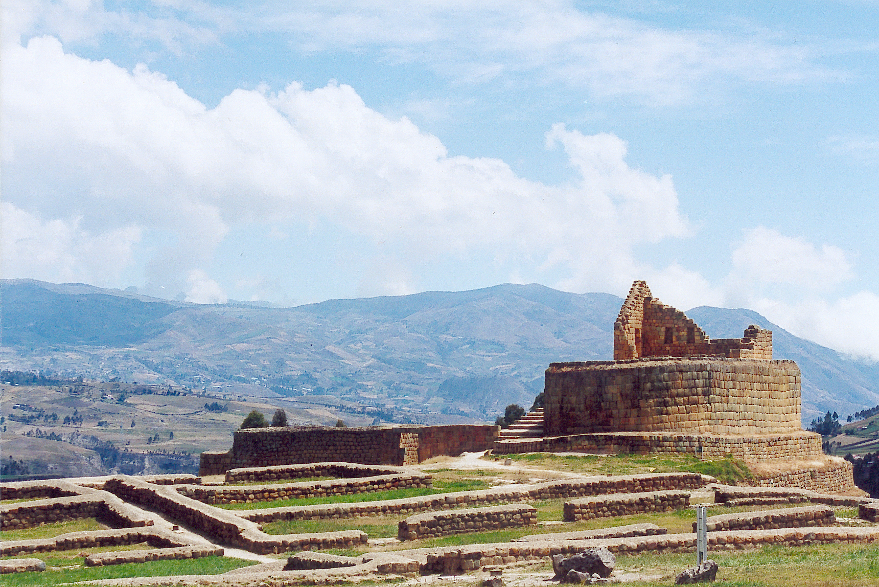 The Inca ruins of Ingapirca, the largest Inca site in Ecuador, in the northern Andes. Credit: Delphine Ménard (CC BY-SA 2.0 fr).
