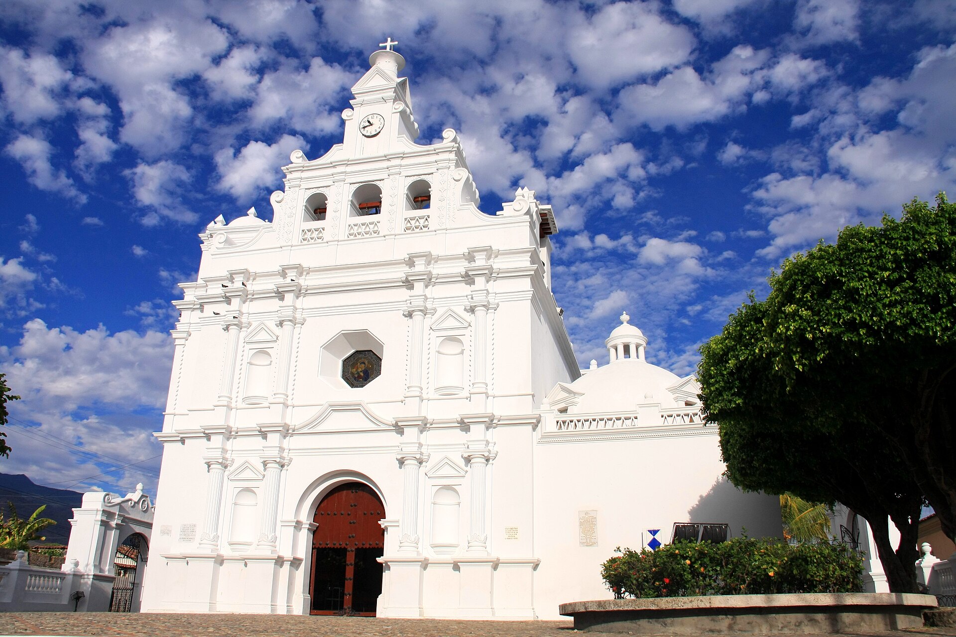 The colonial church of San Pedro Apostol in Metapan, one of the oldest in El Salvador. Roman Catholicism, brought by Spain, remains woven through national life, even as evangelical churches have grown rapidly.