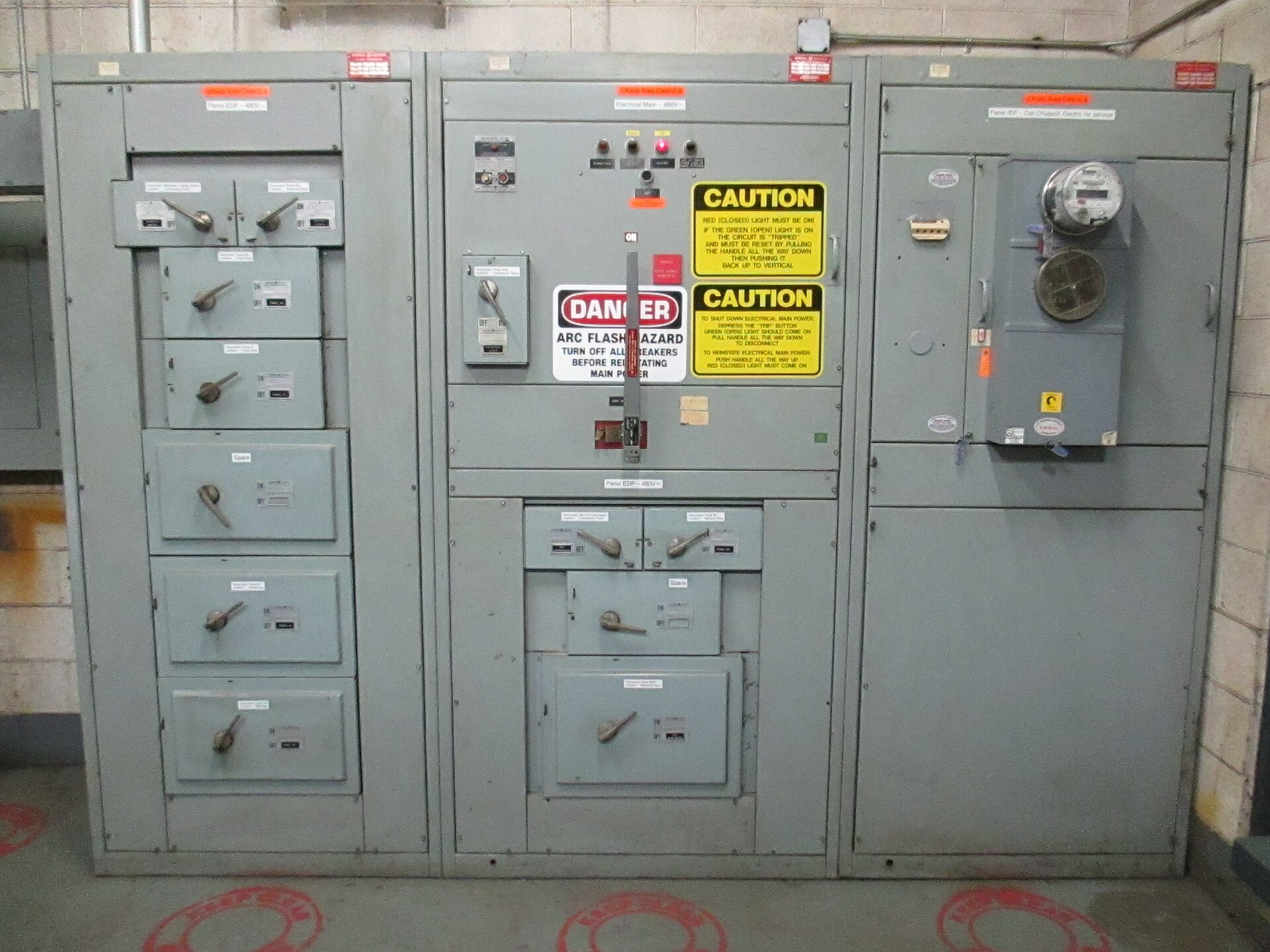 A 480 volt switchgear and distribution panel, requiring category-4 arc-flash protection Credit: Zaereth (CC BY-SA 4.0).