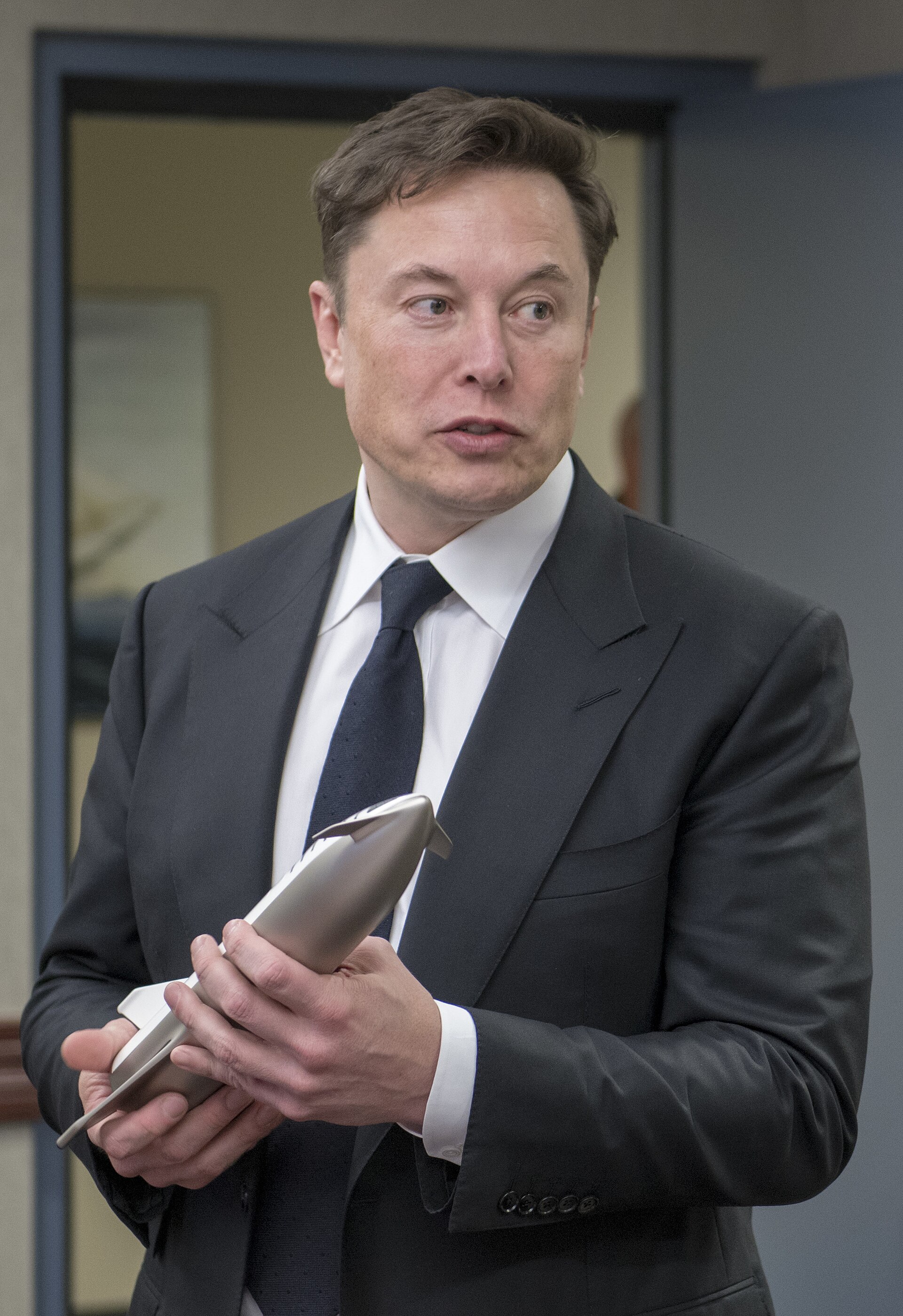 Musk explaining the Starship vehicle's capabilities to defense officials in 2019.