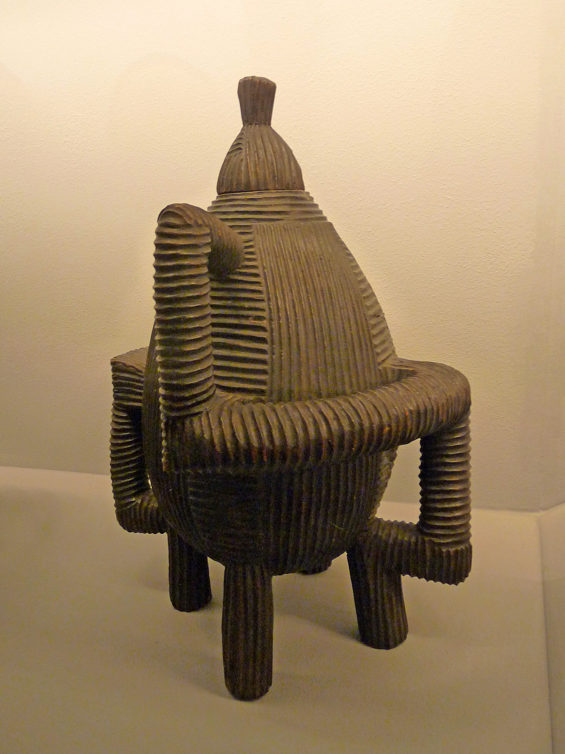 A nineteenth-century carved wooden container, an example of traditional Swazi craft. Credit: Ji-Elle (CC BY-SA 3.0).