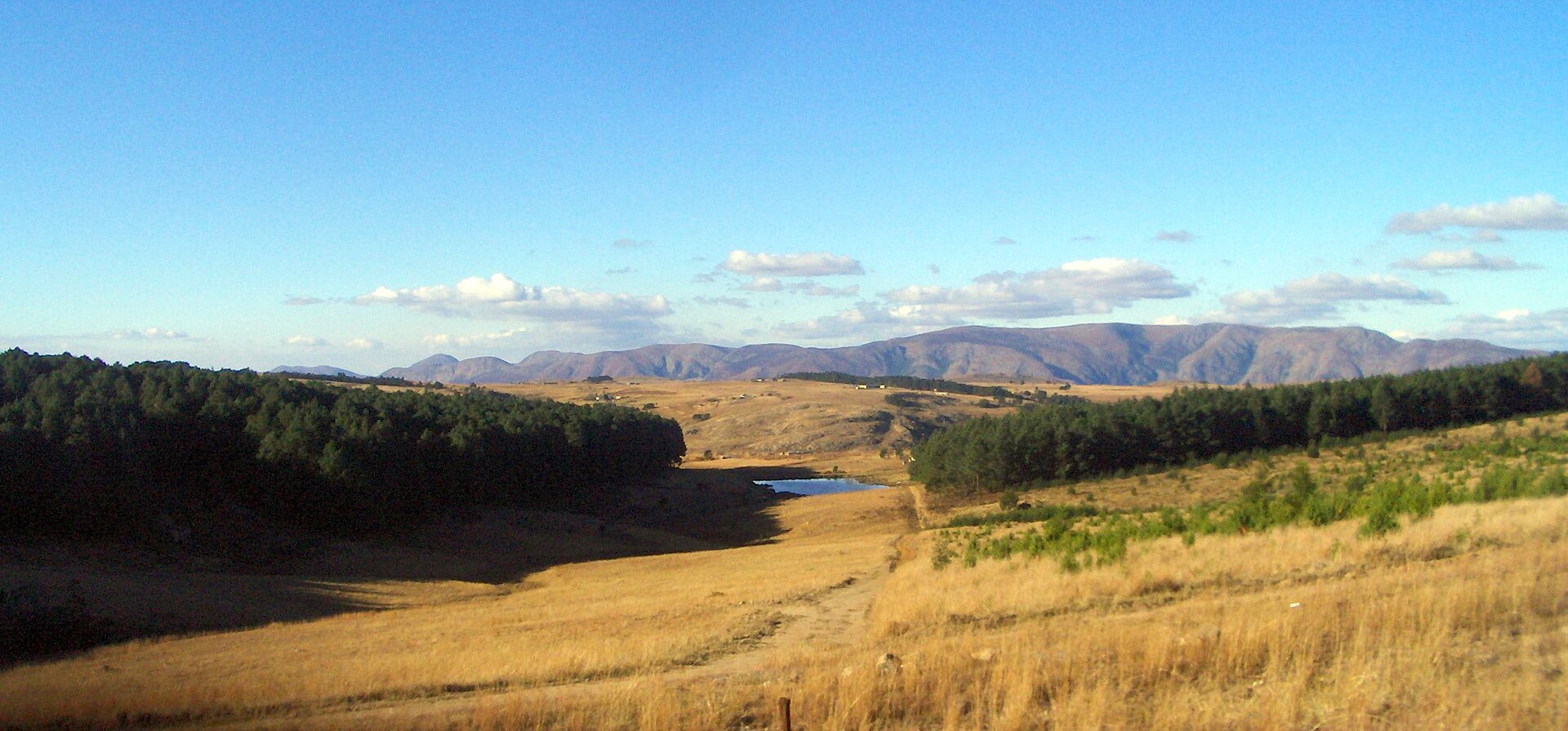 A landscape in Eswatini, whose terrain descends from cool highlands to warm lowveld savanna. Credit: Sara Atkins (CC BY 2.0).
