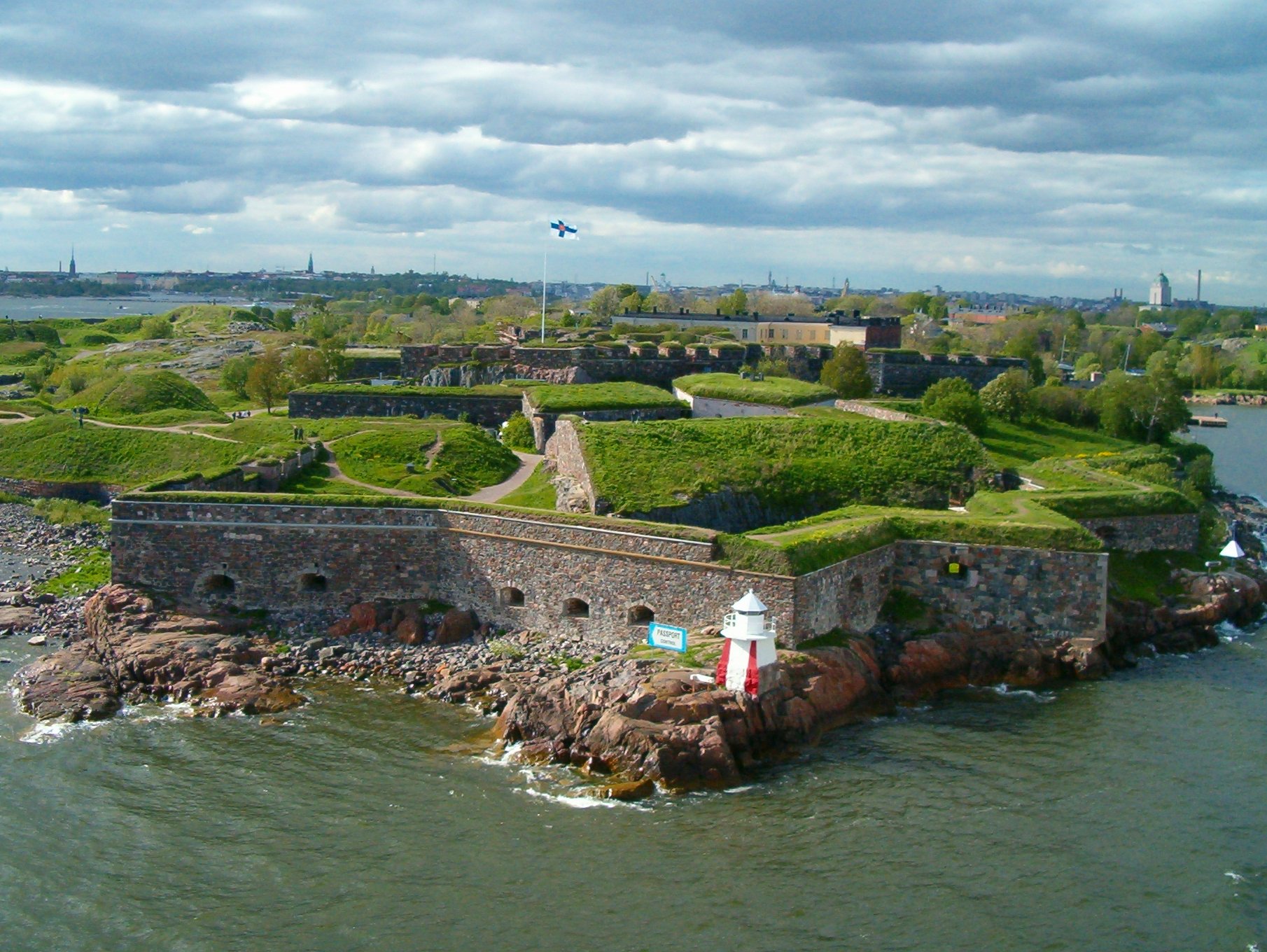 The sea fortress of Suomenlinna off Helsinki, a UNESCO World Heritage Site guarding the Finnish coast. Credit: Michal Pise, Michal.Pise (CC BY 2.0).