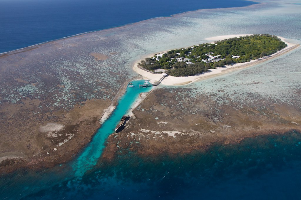 Heron Island, a coral cay in the southern Great Barrier Reef, where reef life and birdlife meet. Credit: Ciambue (CC BY 2.0).