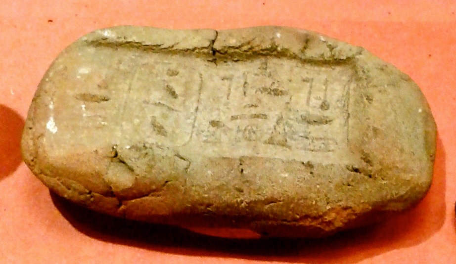 A clay seal bearing the name of the Great Pyramid, part of the evidence linking it to Khufu. Credit: Iry-Hor (CC BY-SA 3.0).