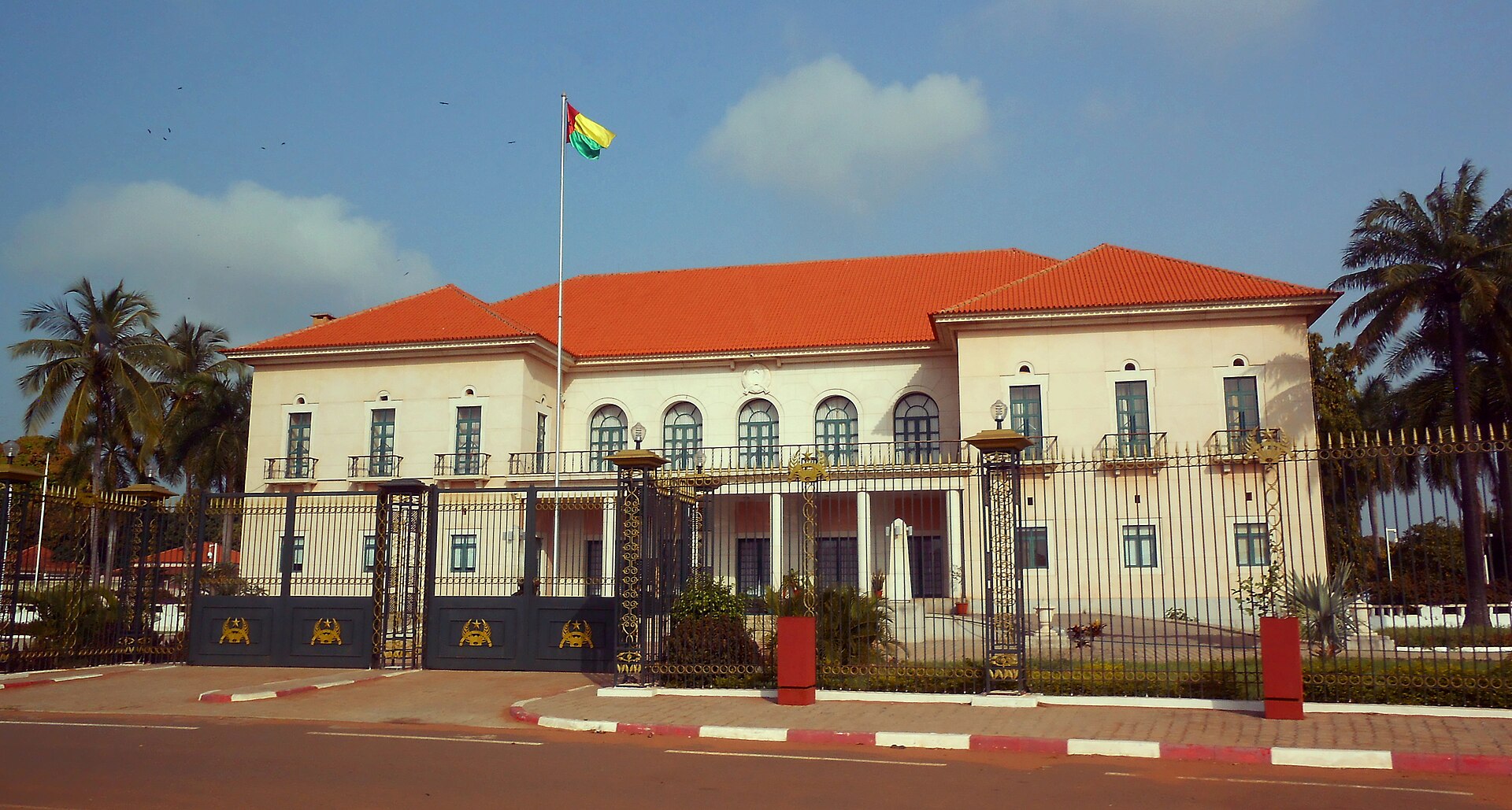 The Presidential Palace in Bissau, the seat of government in a country marked by political turbulence. Credit: Joehawkins (CC BY-SA 4.0).