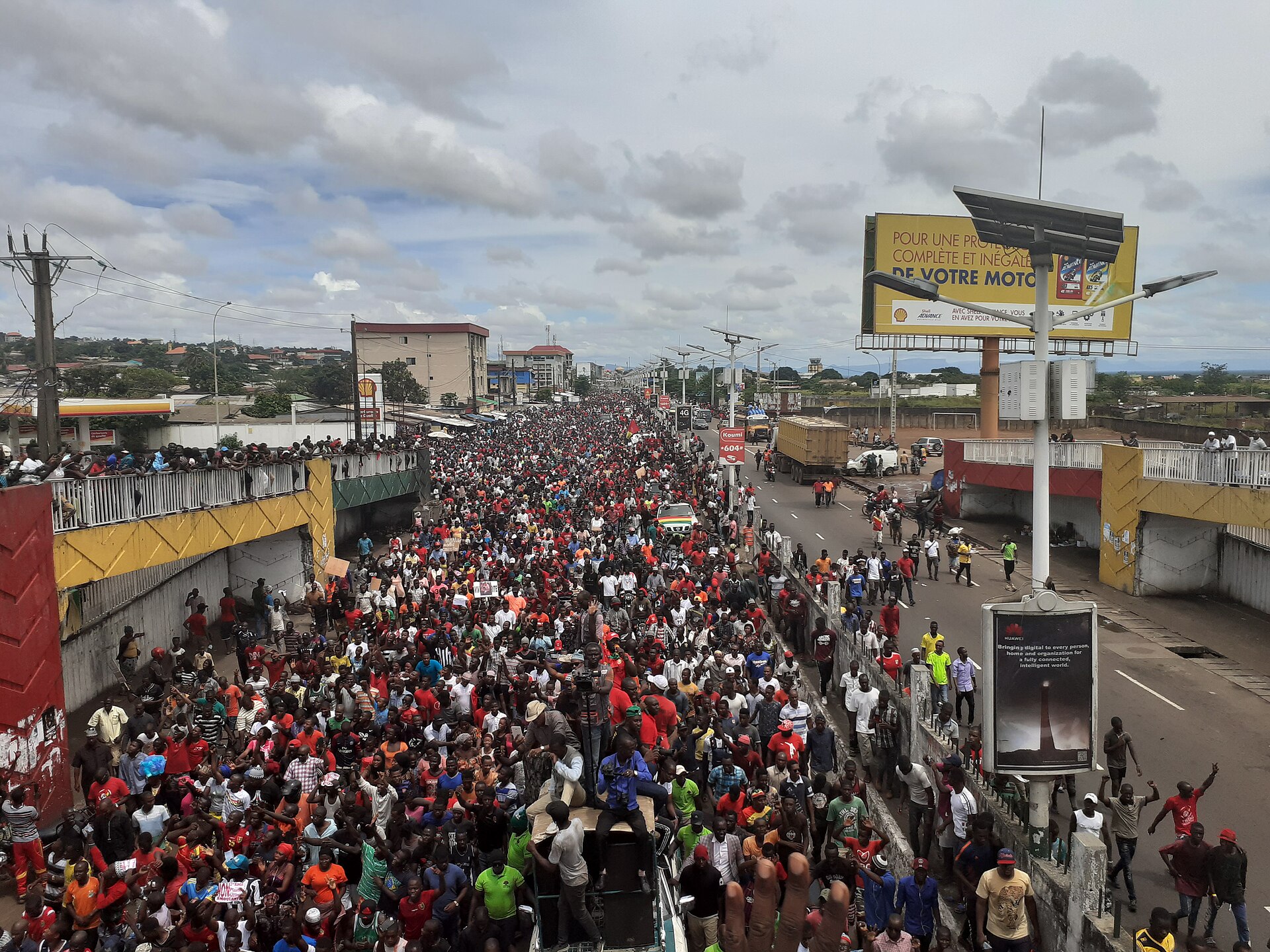 Protesters in Guinea, reflecting the political struggles that have marked the country's recent history. Credit: Aboubacarkhoraa (CC BY-SA 4.0).
