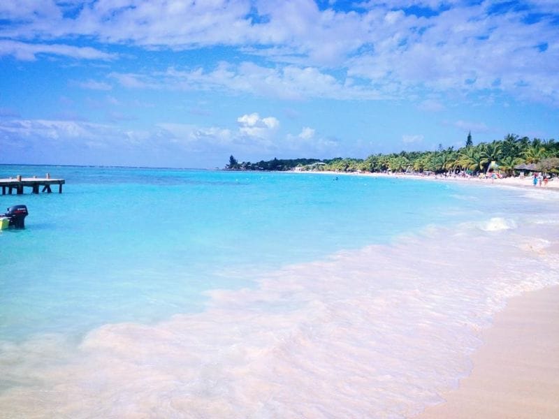 West Bay on the island of Roatan, largest of the Bay Islands off the Caribbean coast. Ringed by the reefs of the Mesoamerican Barrier Reef, the islands are a diving destination and one of the country's greatest natural draws.