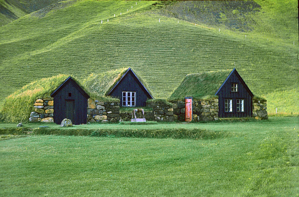Traditional Icelandic turf houses, built to withstand the harsh climate of the remote North Atlantic island. Credit: No machine-readable author provided. Morini~commonswiki assumed (based on copyright claims). (Public domain).