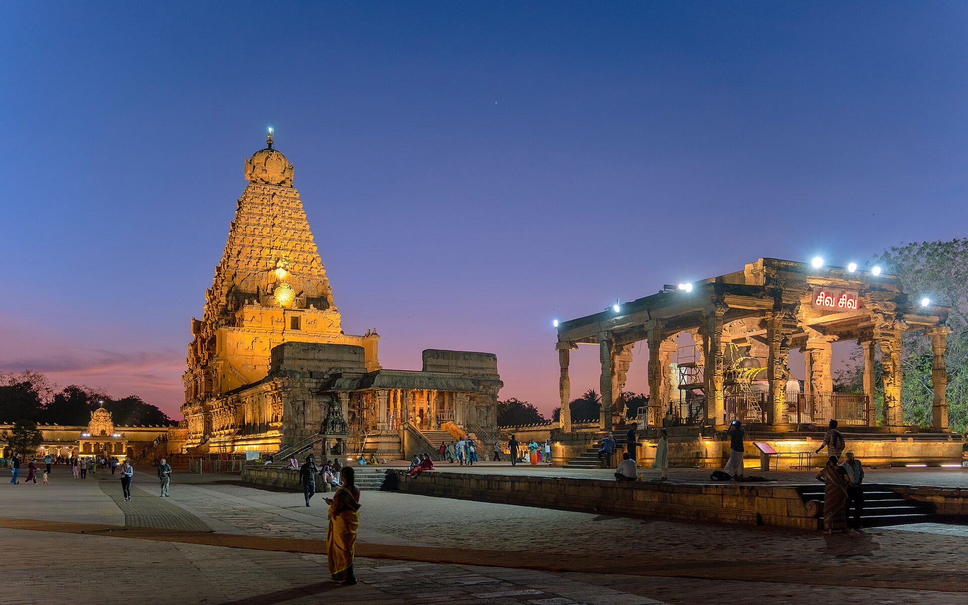 The Brihadisvara Temple, a masterpiece of Chola architecture completed around 1010 CE. Credit: Original: Rainer Halama Derivative work: UnpetitproleX (CC BY-SA 4.0).