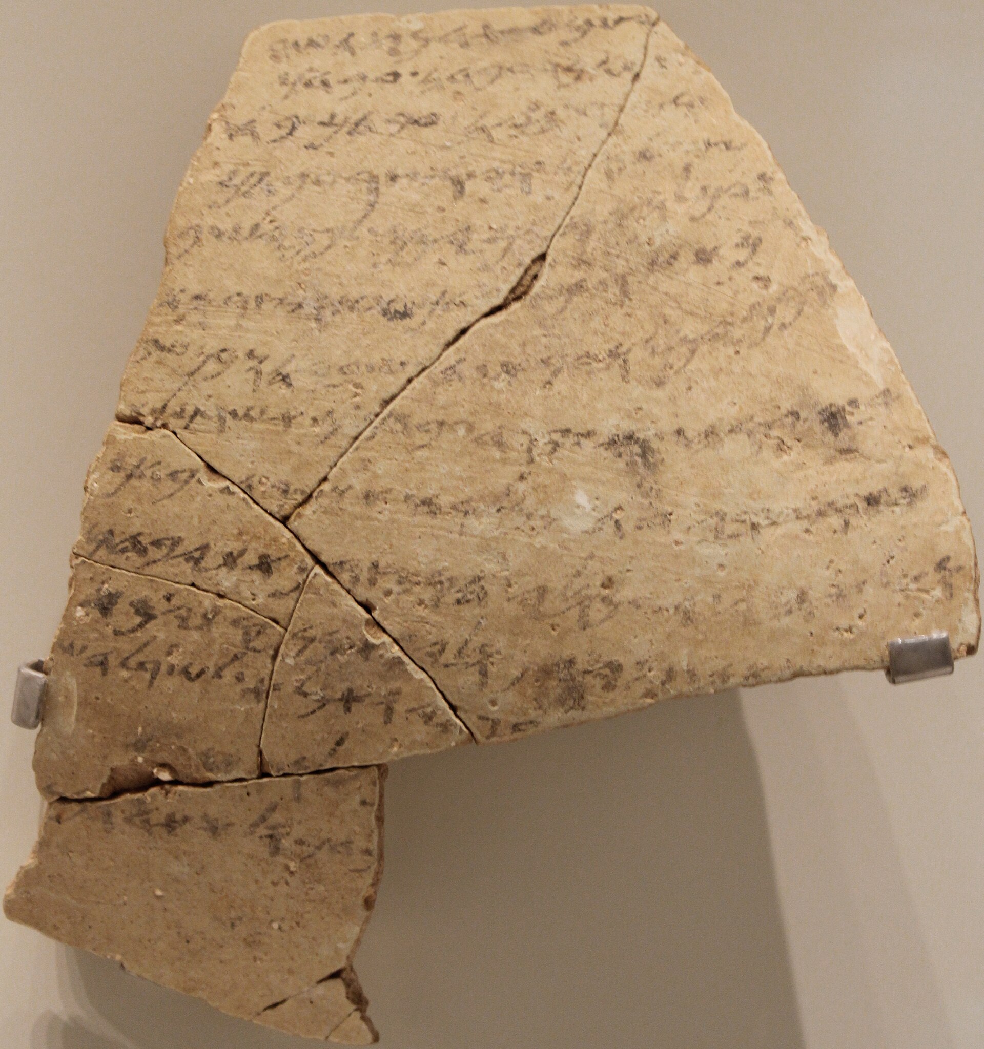 An ancient inscription written in Paleo-Hebrew script, recording an everyday administrative matter around the seventh century BC. Such finds are rare direct evidence of the language and daily life of the kingdom of Judah.