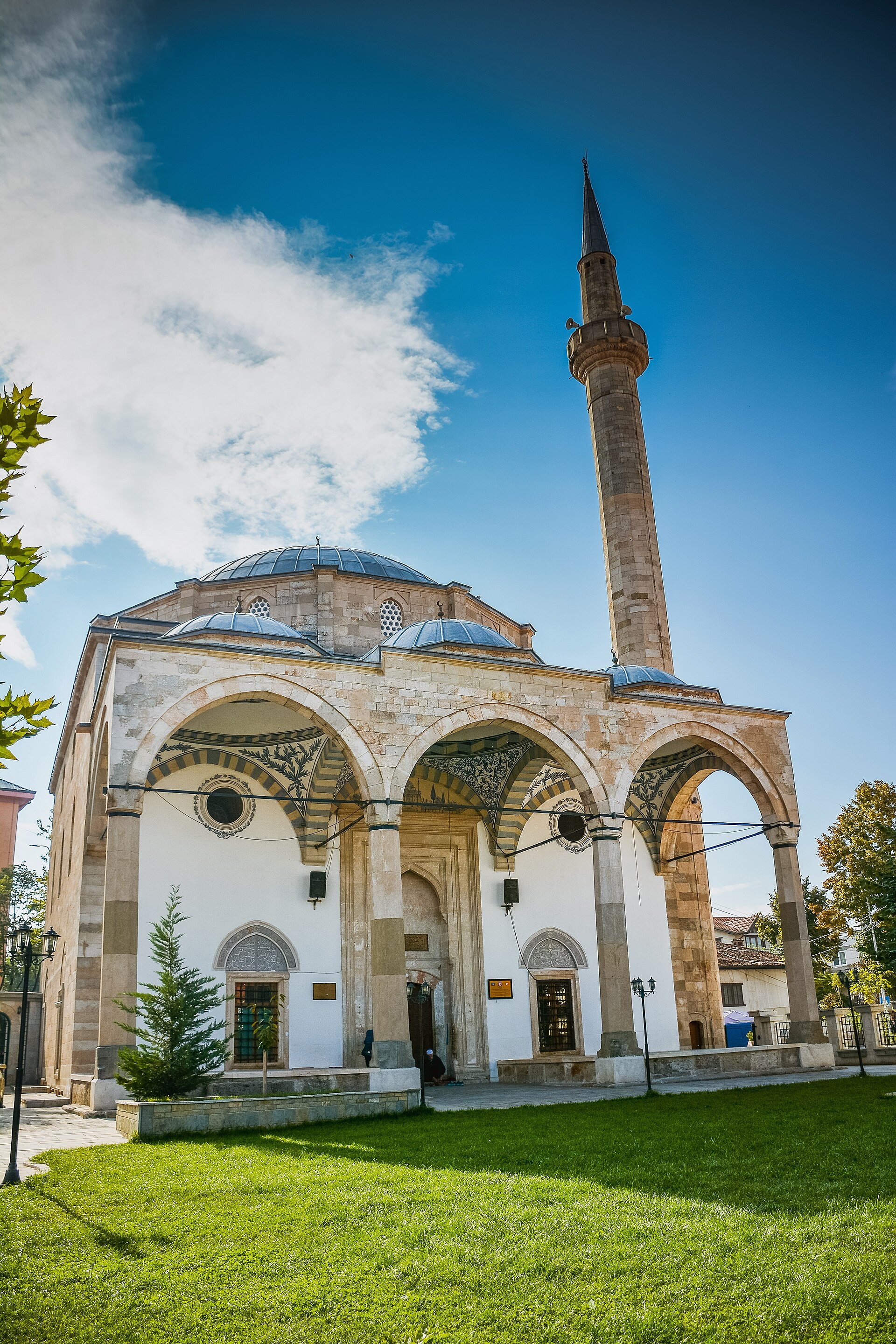 An Ottoman-era imperial mosque in Pristina, reflecting the Islamic heritage of Kosovo's Albanian majority. Credit: Ardianlumi (CC BY-SA 4.0).