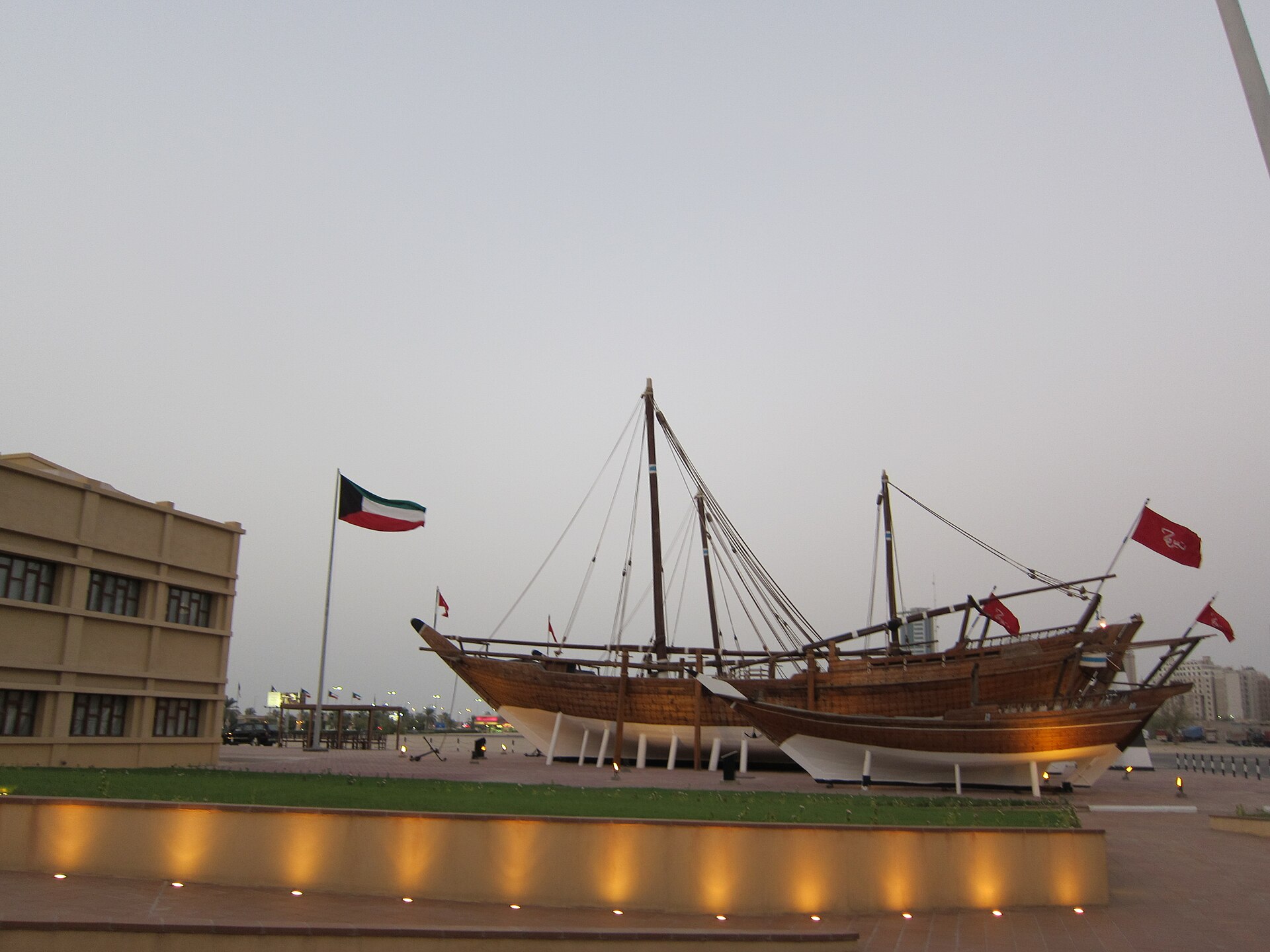 A museum dhow in Kuwait City, recalling the seafaring, trading, and pearling heritage of the country. Credit: Kuwaitsoccer (CC BY-SA 3.0).