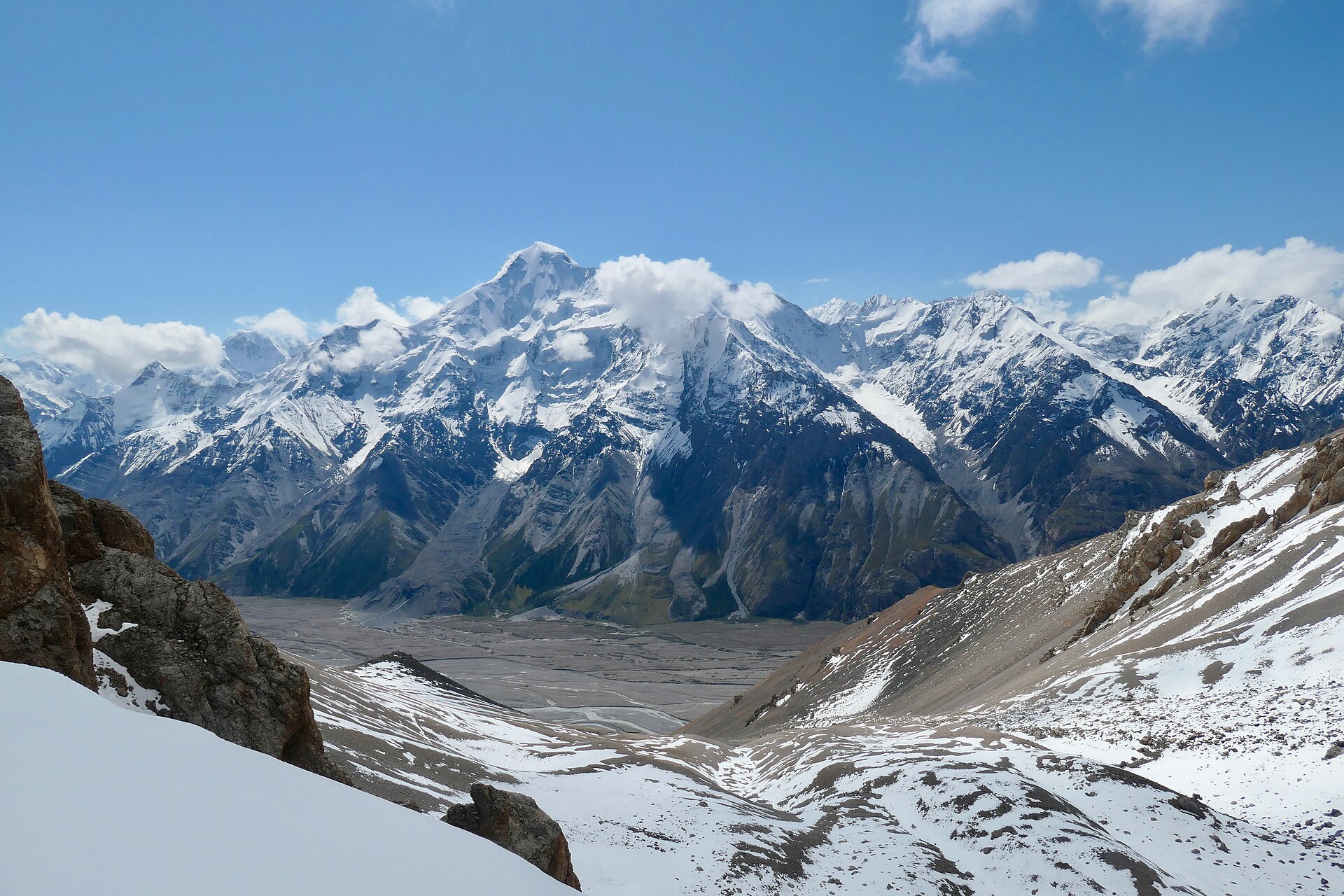 The Tian Shan mountains, the celestial mountains that cover most of Kyrgyzstan. Credit: Bruno Rijsman (CC BY-SA 2.0).