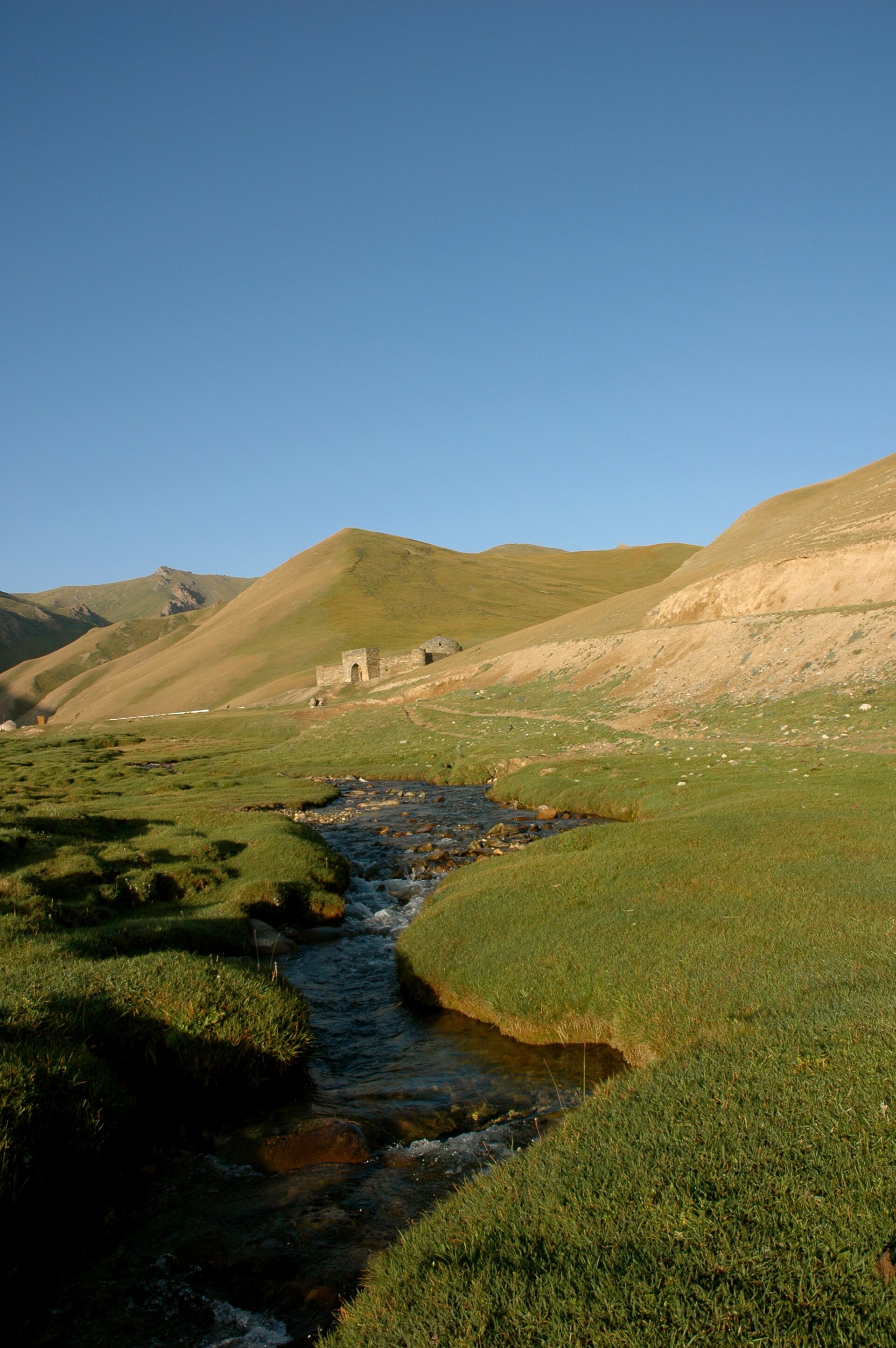 Tash Rabat, a stone caravanserai in the mountains that sheltered travellers along the Silk Road. Credit: Peter Schepens https://www.flickr.com/photos/kpi/ (CC BY 2.0).