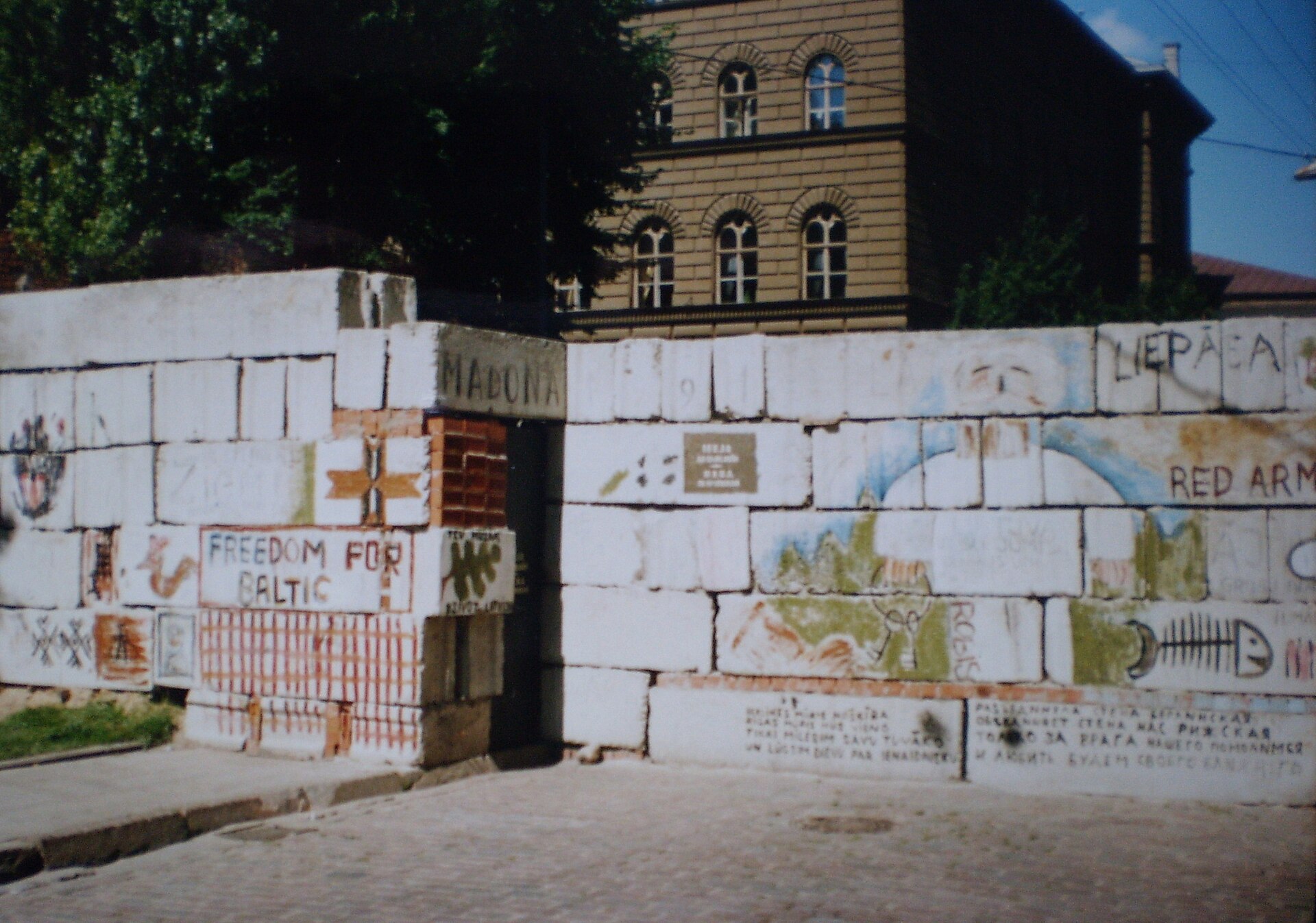 Barricades erected in Riga in 1991 to defend Latvia's independence against Soviet forces. Credit: Apdency (CC BY-SA 3.0).