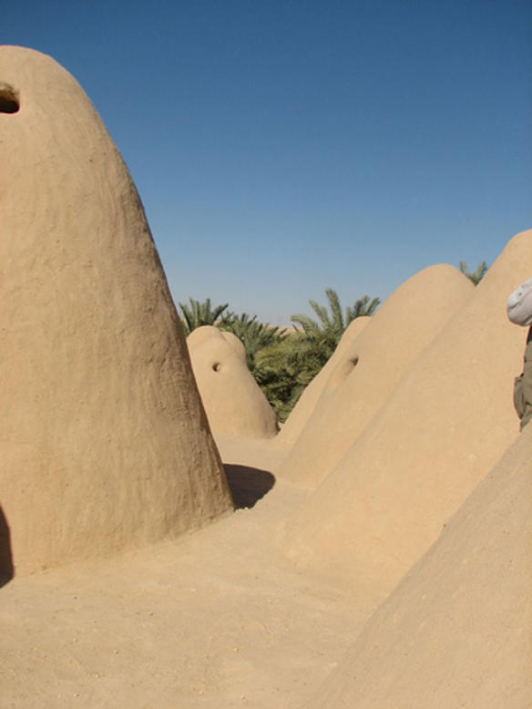 The Atiq Mosque at Awjila, one of the oldest mosques in the Sahara, in a Libyan desert oasis. Credit: CEE MKA (CC BY 3.0).