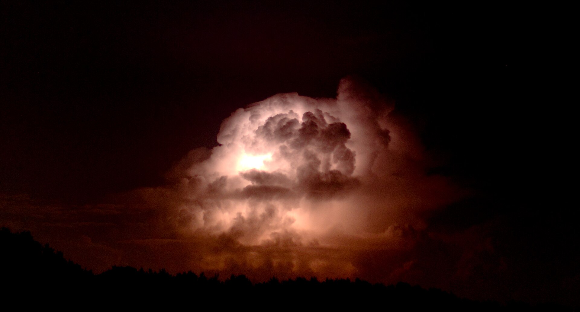 A storm over the Baltic Sea at night, the sky lit by repeated strikes. Credit: Lukas Schmidt (CC BY-SA 2.0).