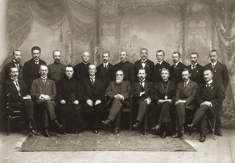 Members of the Council of Lithuania after signing the act of independence in 1918. Credit: Template:Aleksandra Jurašaitytė (Public domain).