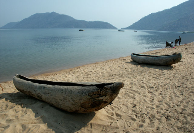 Lake Malawi, a vast inland sea that fills much of the country and holds more fish species than any other lake. Credit: Stefan Kraft Stefan7 (CC BY-SA 3.0).