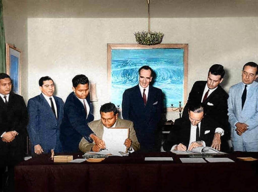 The signing of the Maldives' independence agreement in 1965, ending the era as a British protected state. Credit: Rhalu7 (CC0).