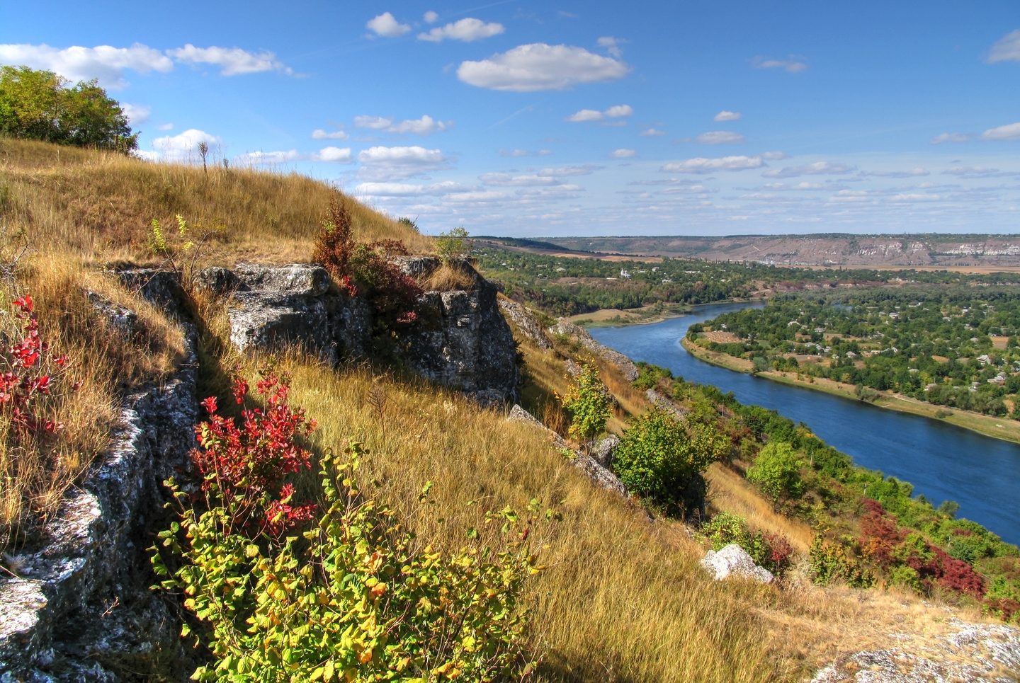 Rolling countryside along the Nistru, or Dniester, river, in a land of fertile farms and vineyards. Credit: Alex Prodan (CC BY-SA 4.0).