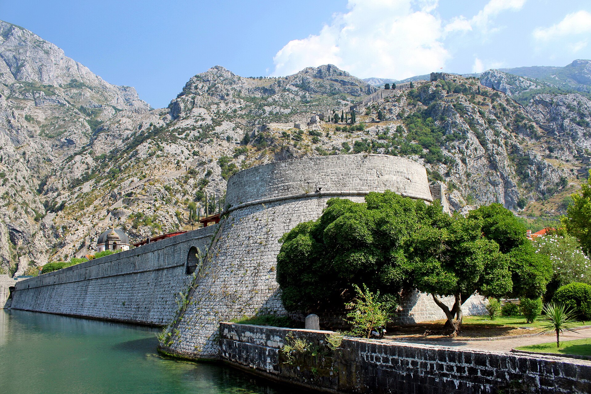 The fortified old town of Kotor, set at the head of its dramatic mountain-ringed bay. Credit: Marcin Konsek (CC BY-SA 4.0).