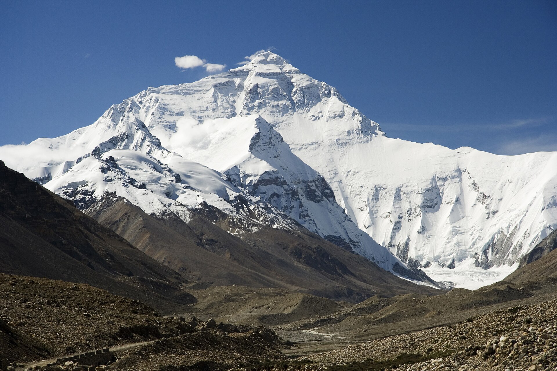The North Face of Everest seen from the path to the Tibetan Base Camp. Credit: Luca Galuzzi (CC BY-SA 2.5).