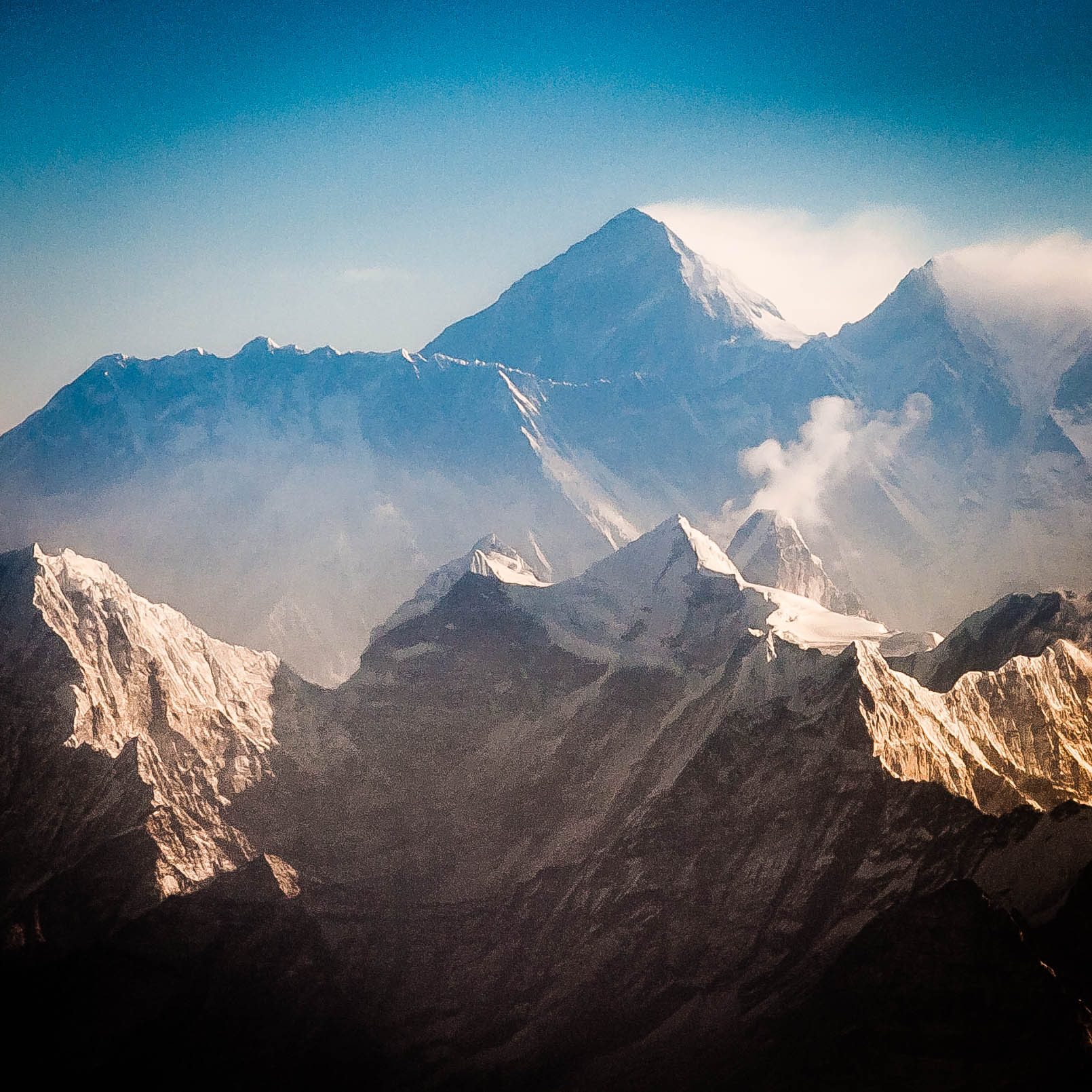 Everest (rear) rising behind the Nuptse and Lhotse ridge, with Ama Dablam among the foreground peaks. Credit: Ralf Kayser (CC BY 2.0).