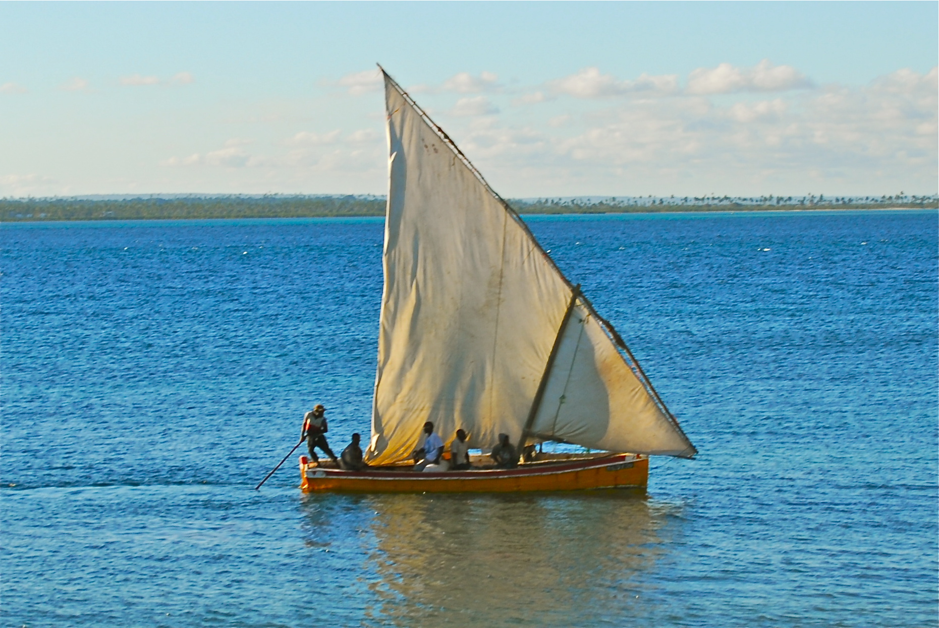 A traditional dhow on the Mozambican coast, a sailing craft of the old Indian Ocean trade. Credit: F Mira from Lisbon, Portugal (CC BY-SA 2.0).