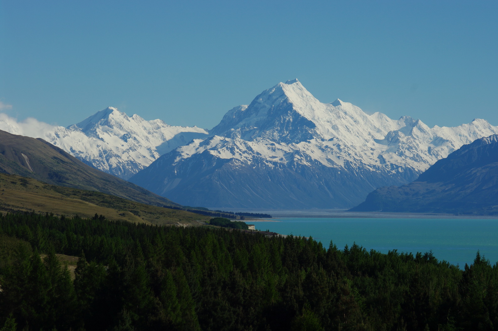 Aoraki, or Mount Cook, the highest peak in New Zealand, in the Southern Alps. Credit: Bgabel (CC BY-SA 3.0).